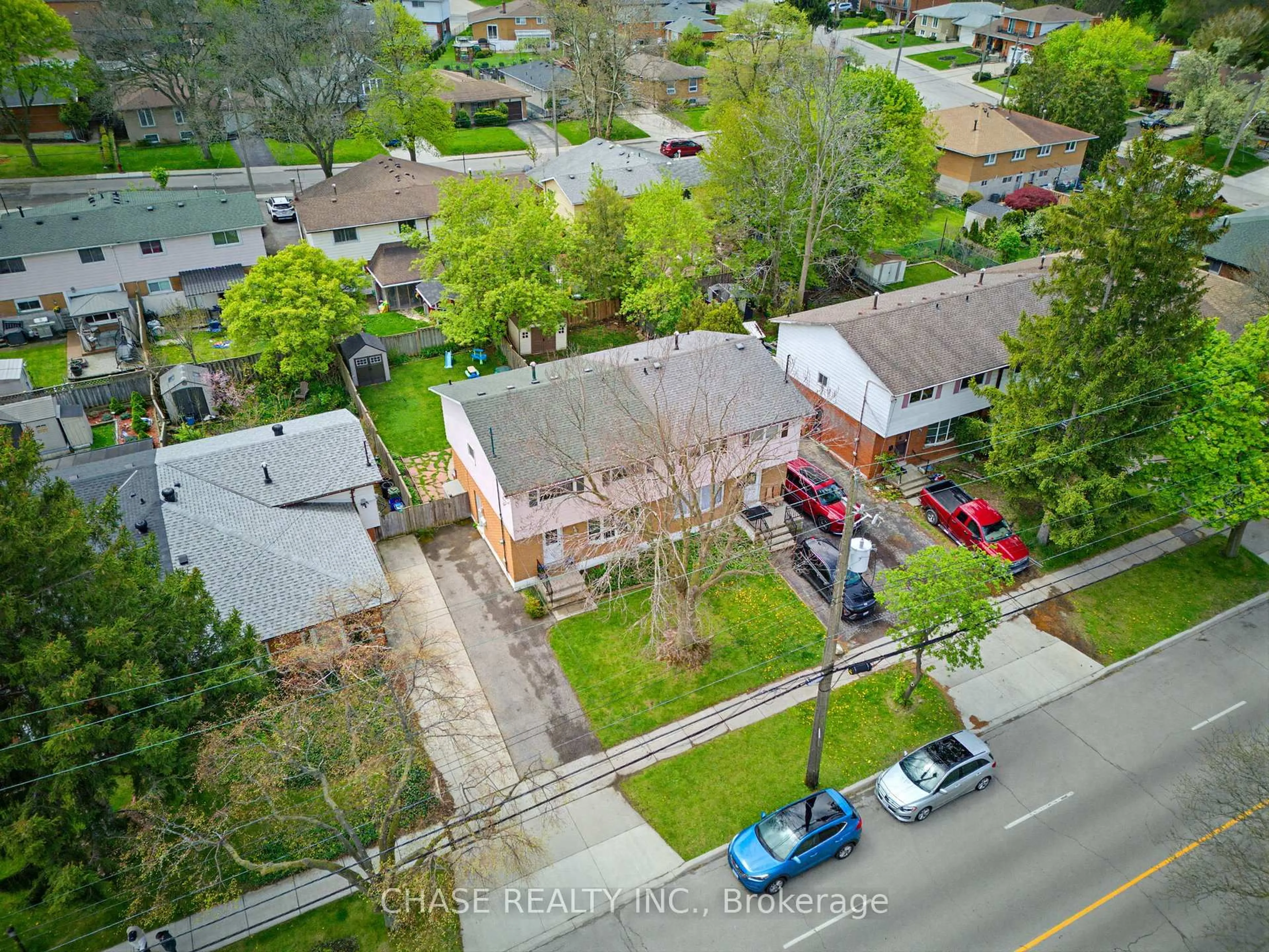 A pic from outside/outdoor area/front of a property/back of a property/a pic from drone, street for 632 Greenhill Ave, Hamilton Ontario L8K 5E9