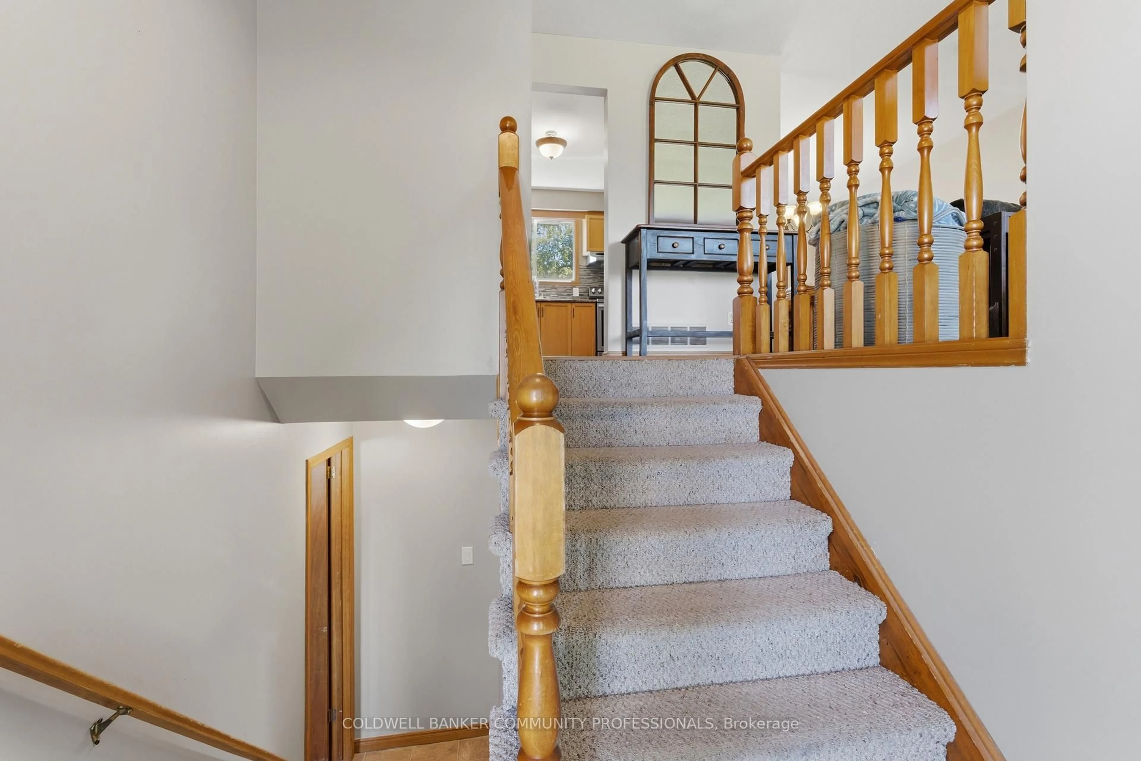 Indoor foyer for 57 Wade Rd, West Lincoln Ontario L0R 2A0