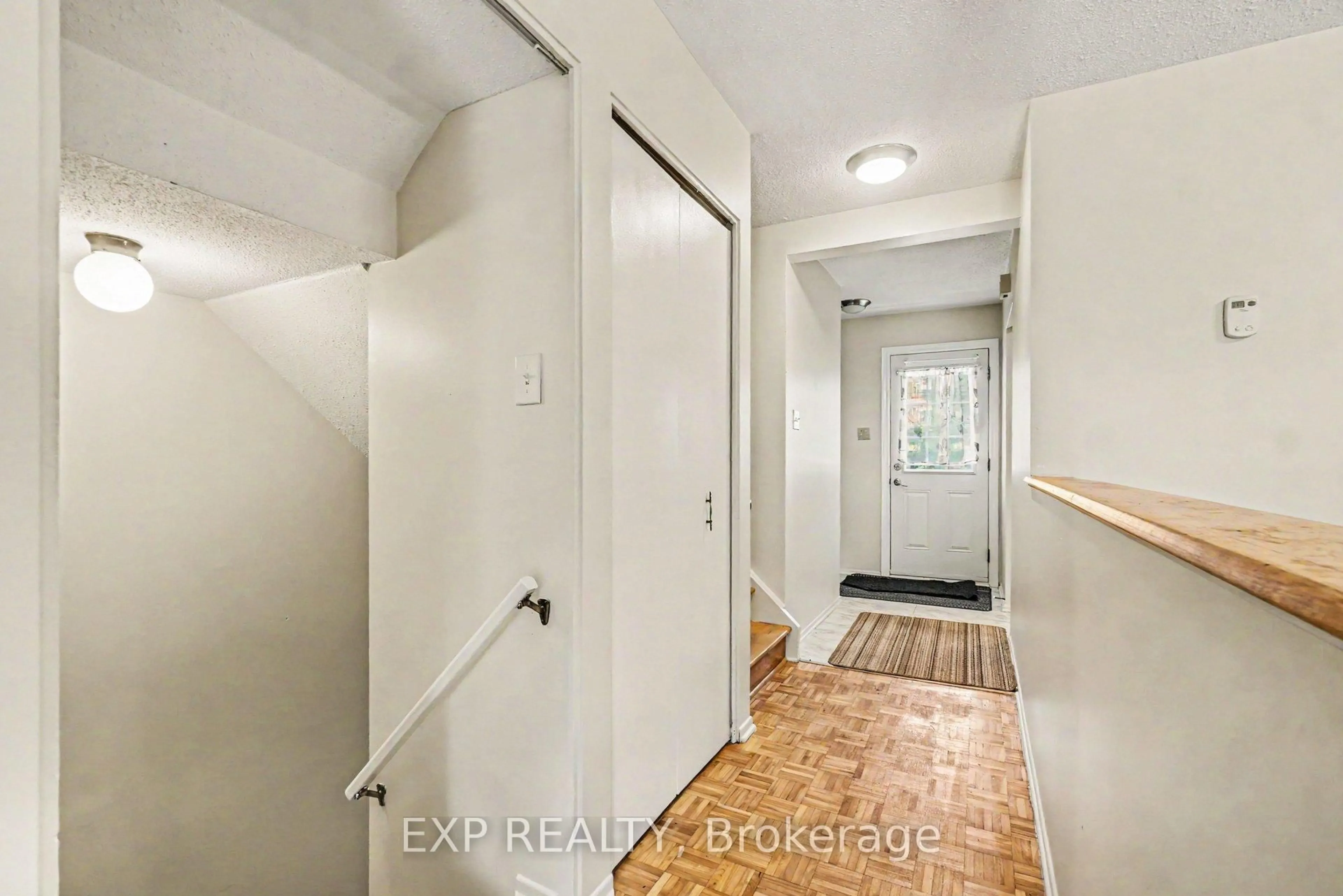 Indoor entryway for 1565 Heron Rd #6, Ottawa Ontario K1V 9V1