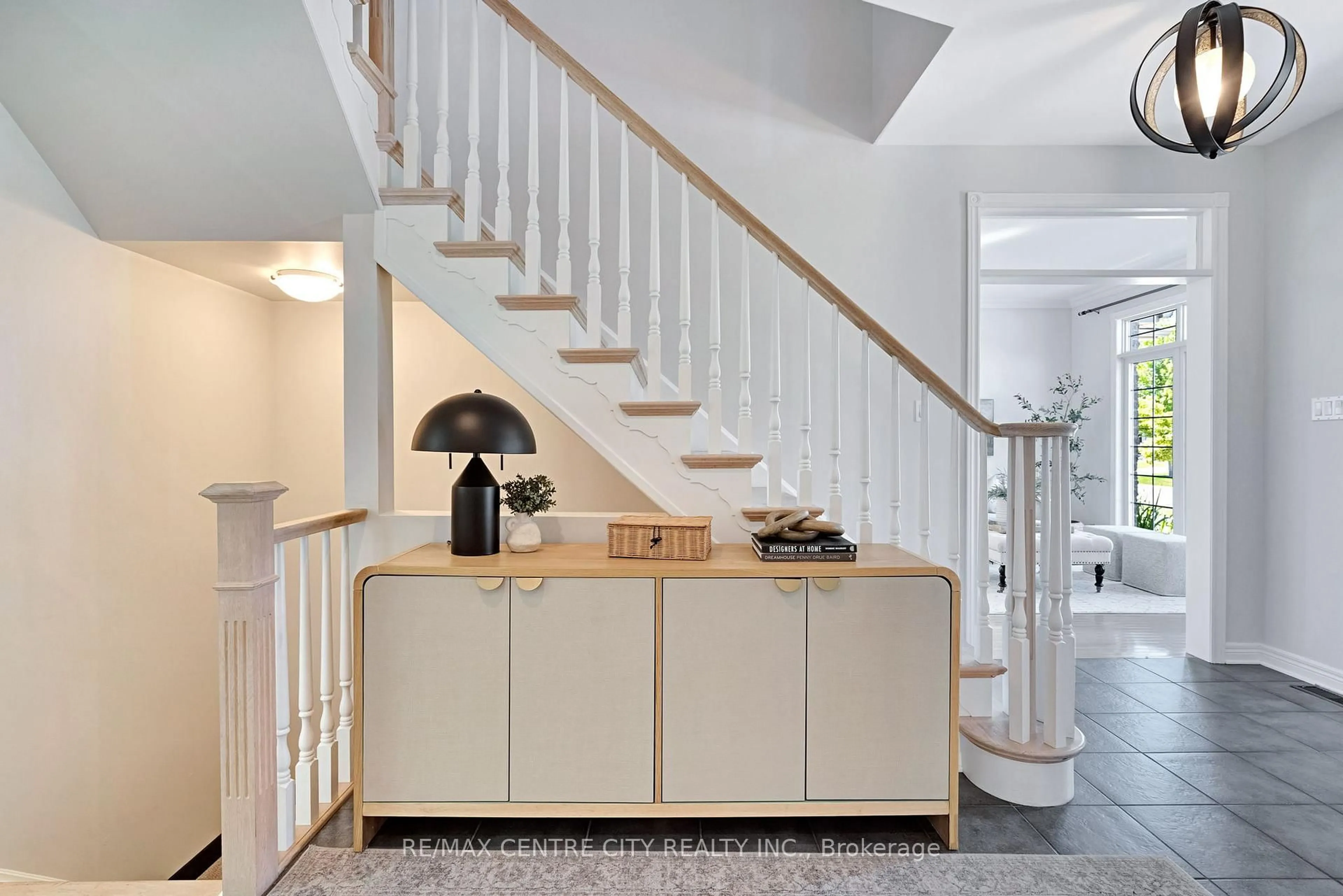 Indoor entryway for 1027 Manchester Rd, London North Ontario N6H 5J1