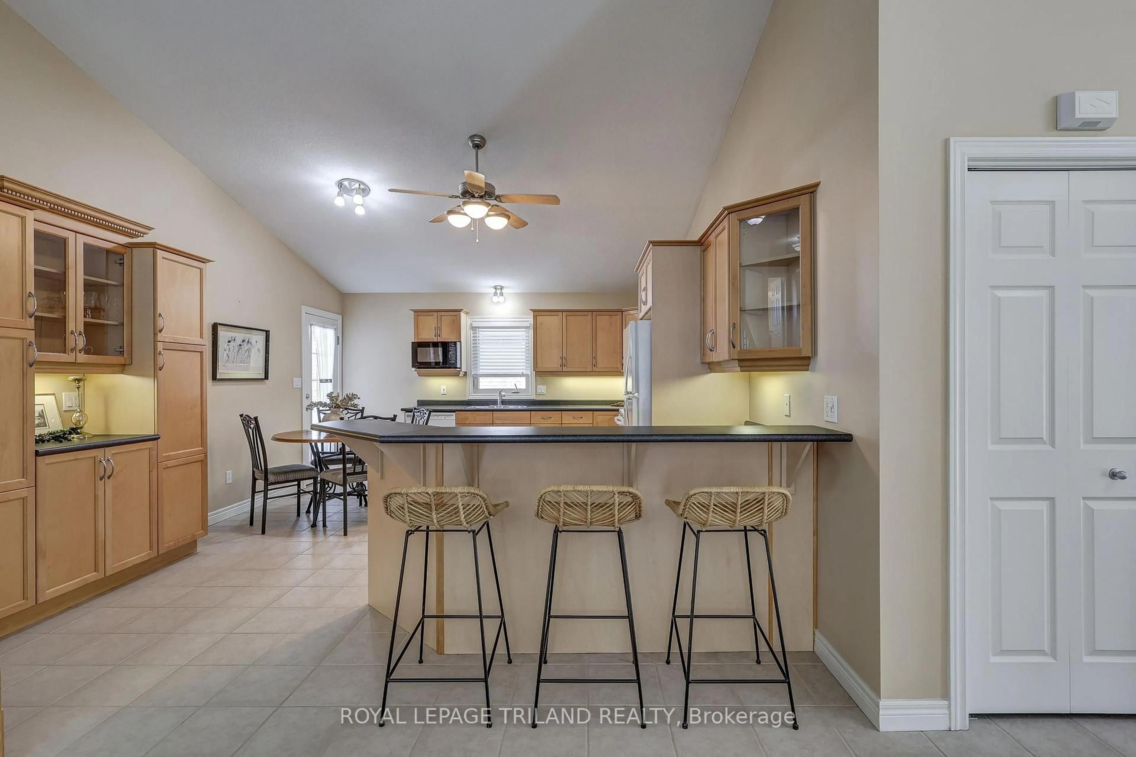 Open concept kitchen, ceramic/tile floor for 19 Oriole Lane, St. Thomas Ontario N5R 6K8