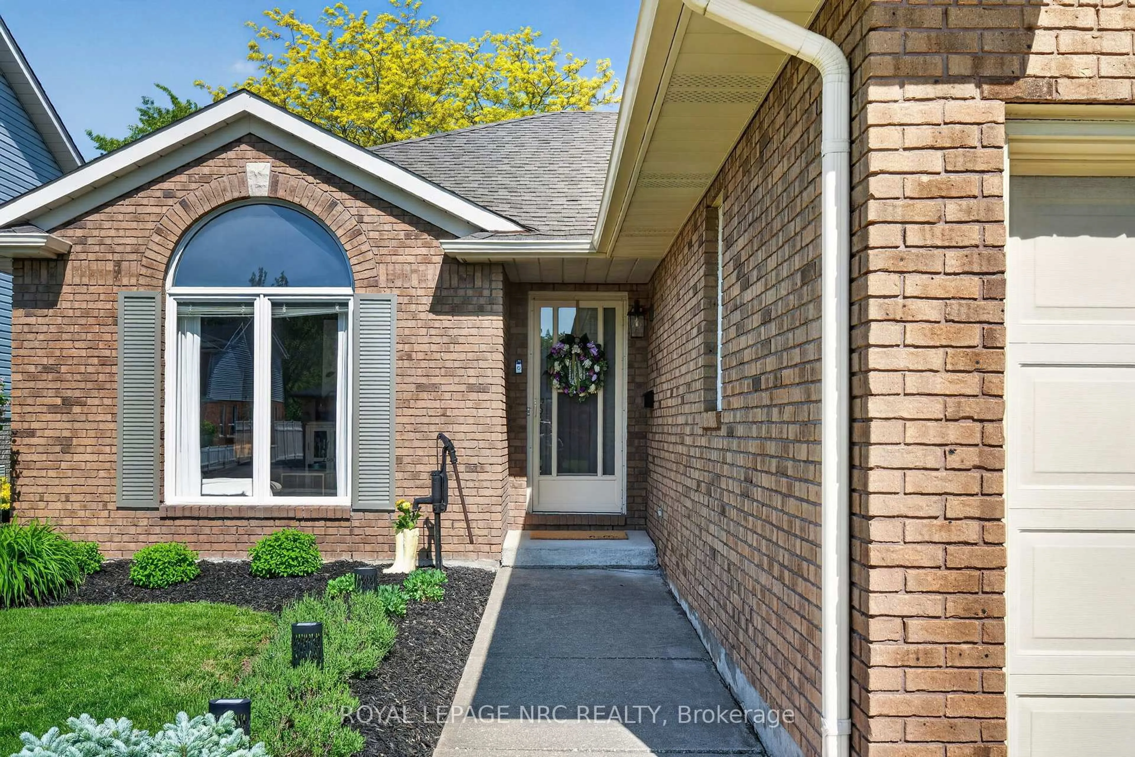 Home with brick exterior material, street for 247 Northwood Dr, Welland Ontario L3C 6V1