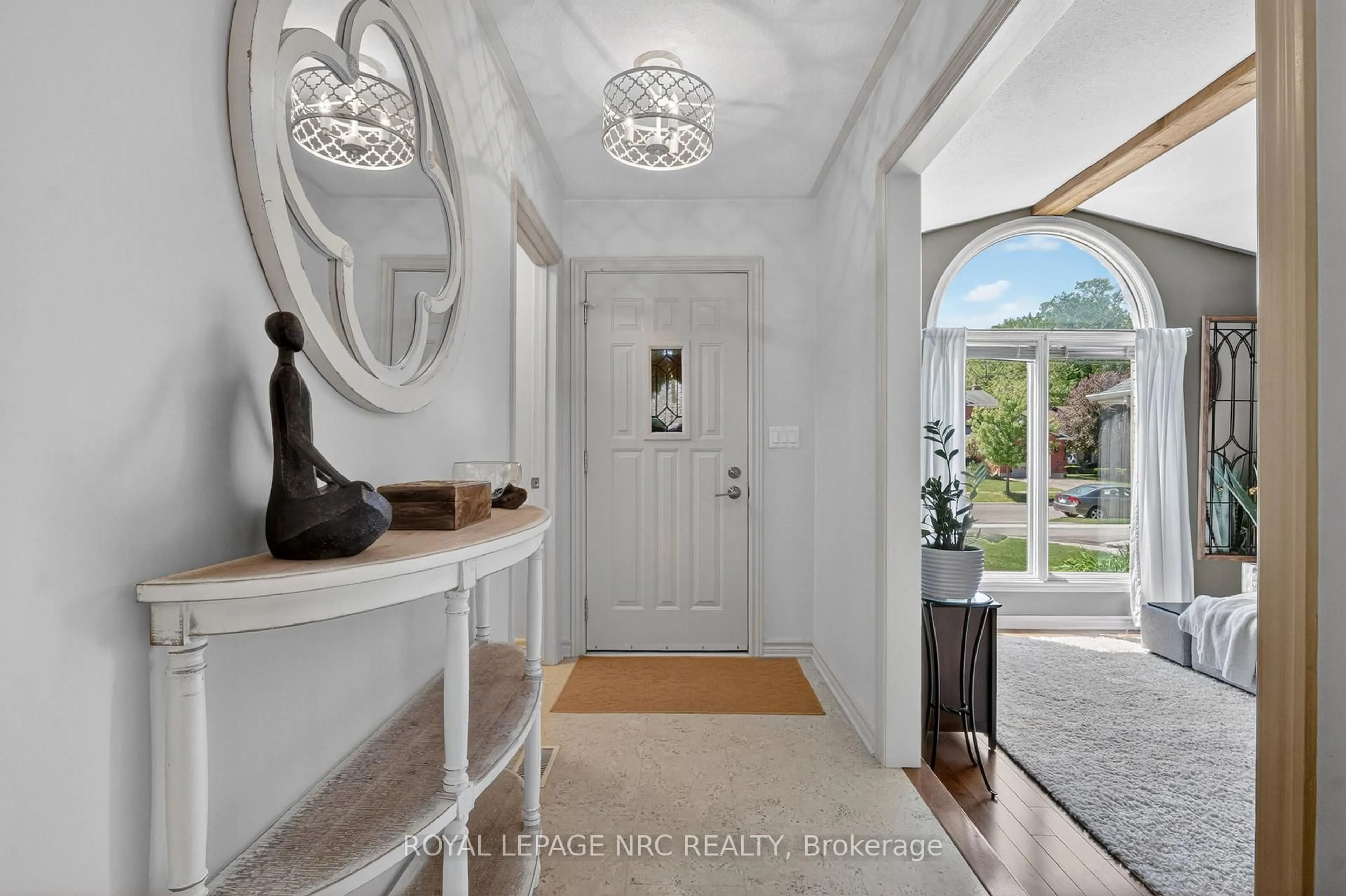 Indoor entryway for 247 Northwood Dr, Welland Ontario L3C 6V1