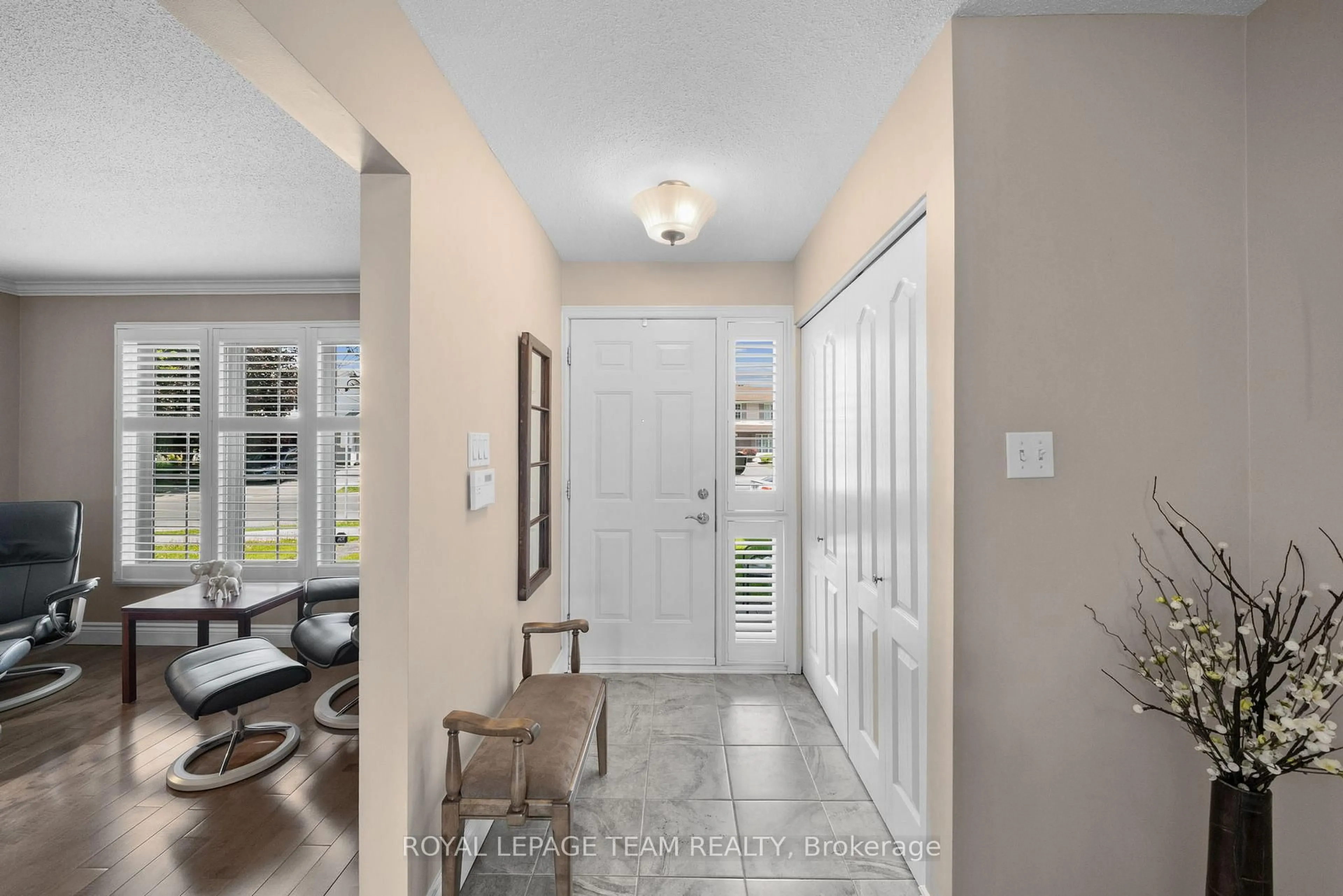 Indoor entryway for 3322 Southgate Rd, Ottawa Ontario K1V 8X3