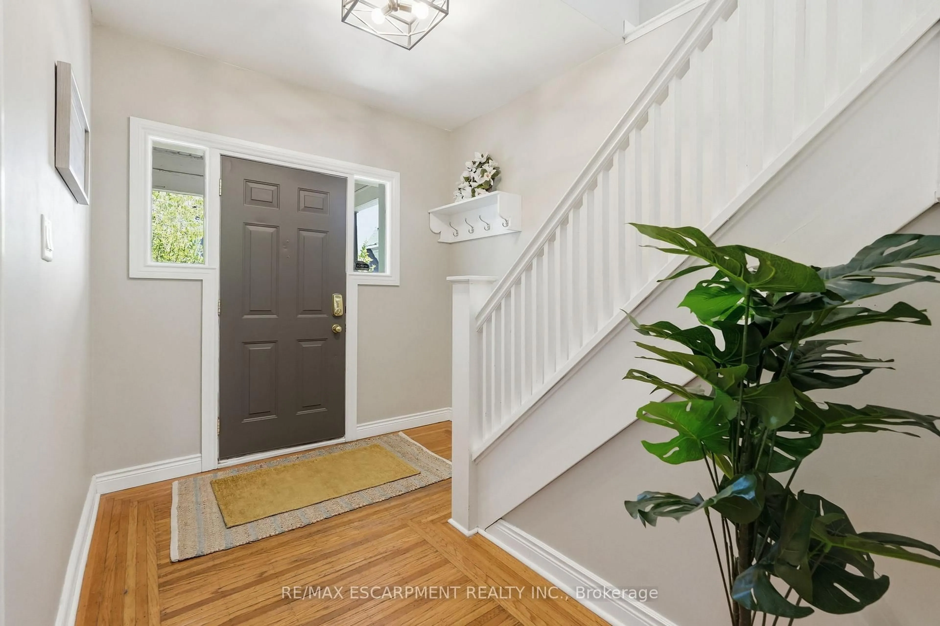 Indoor entryway for 170 Kensington Ave, Hamilton Ontario L8M 3H5