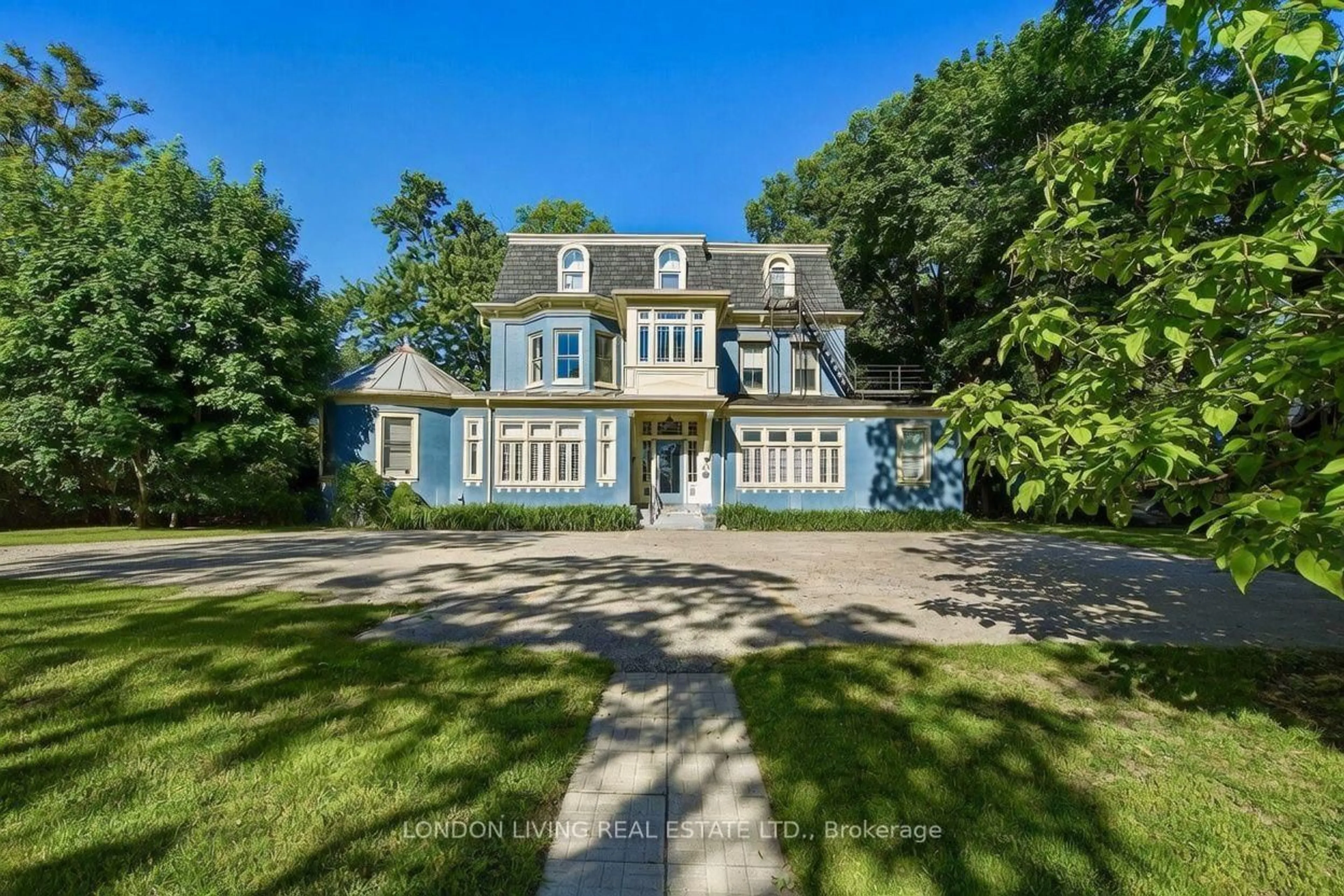 A pic from outside/outdoor area/front of a property/back of a property/a pic from drone, unknown for 49 Ridout St #3, London South Ontario N6C 3W8