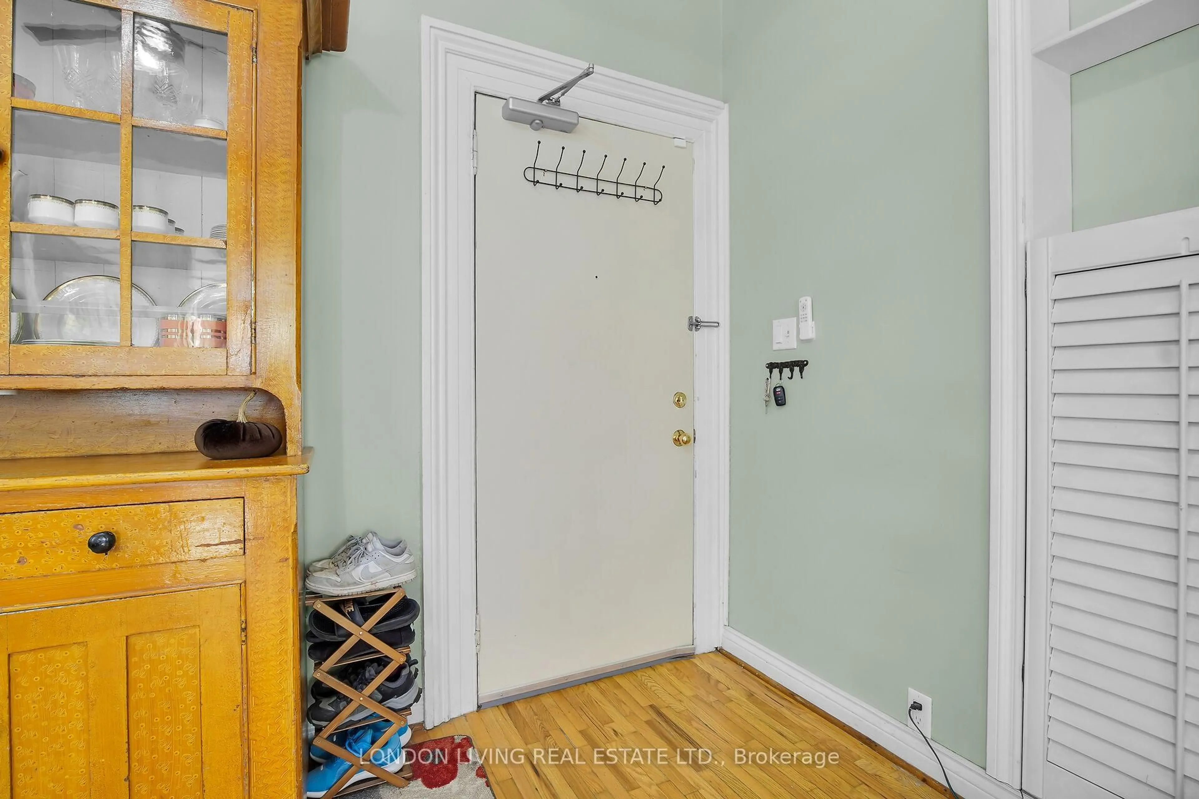 Indoor entryway for 49 Ridout St #3, London South Ontario N6C 3W8