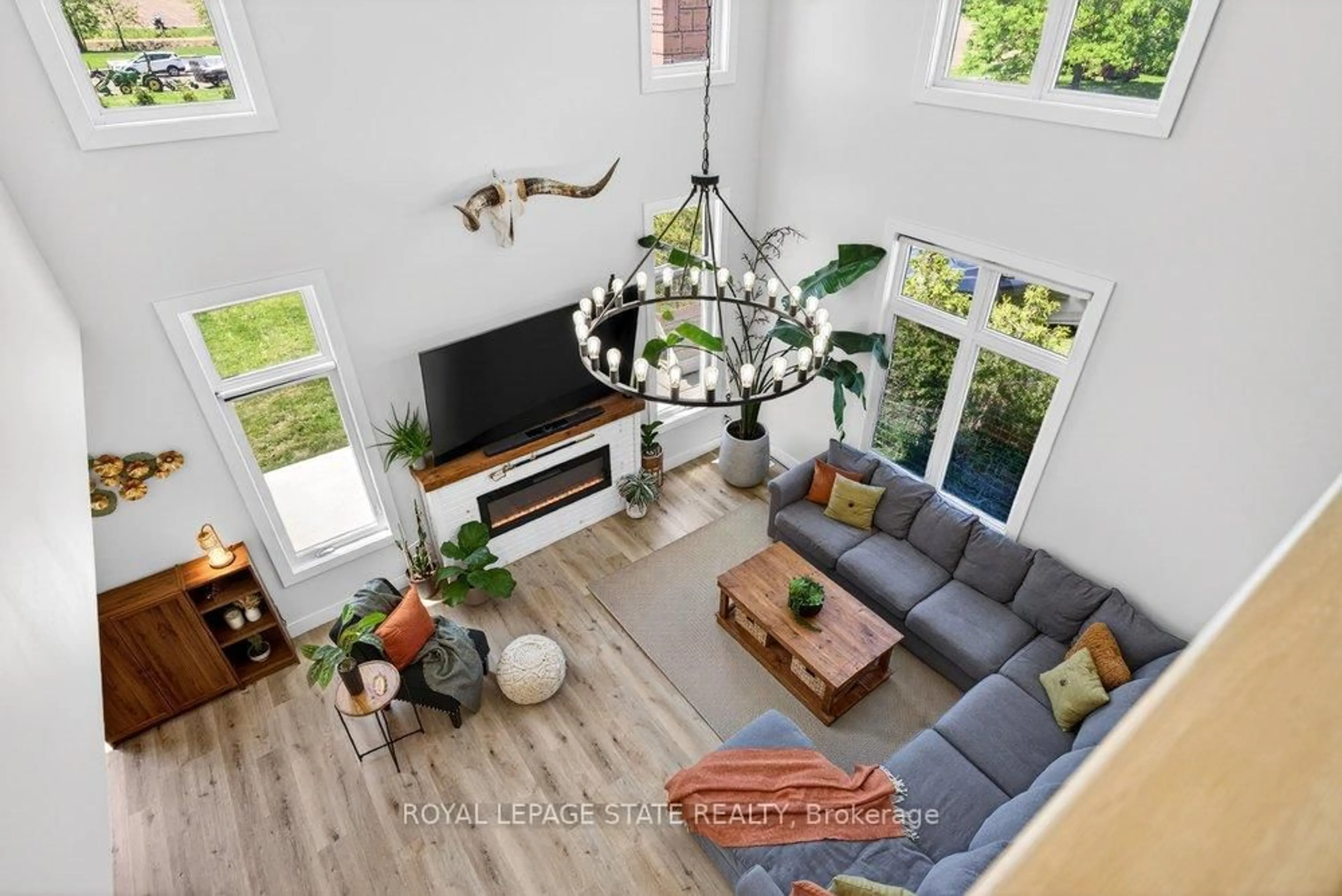 Living room with furniture, unknown for 4286 Victoria Ave, Lincoln Ontario L0R 2E0