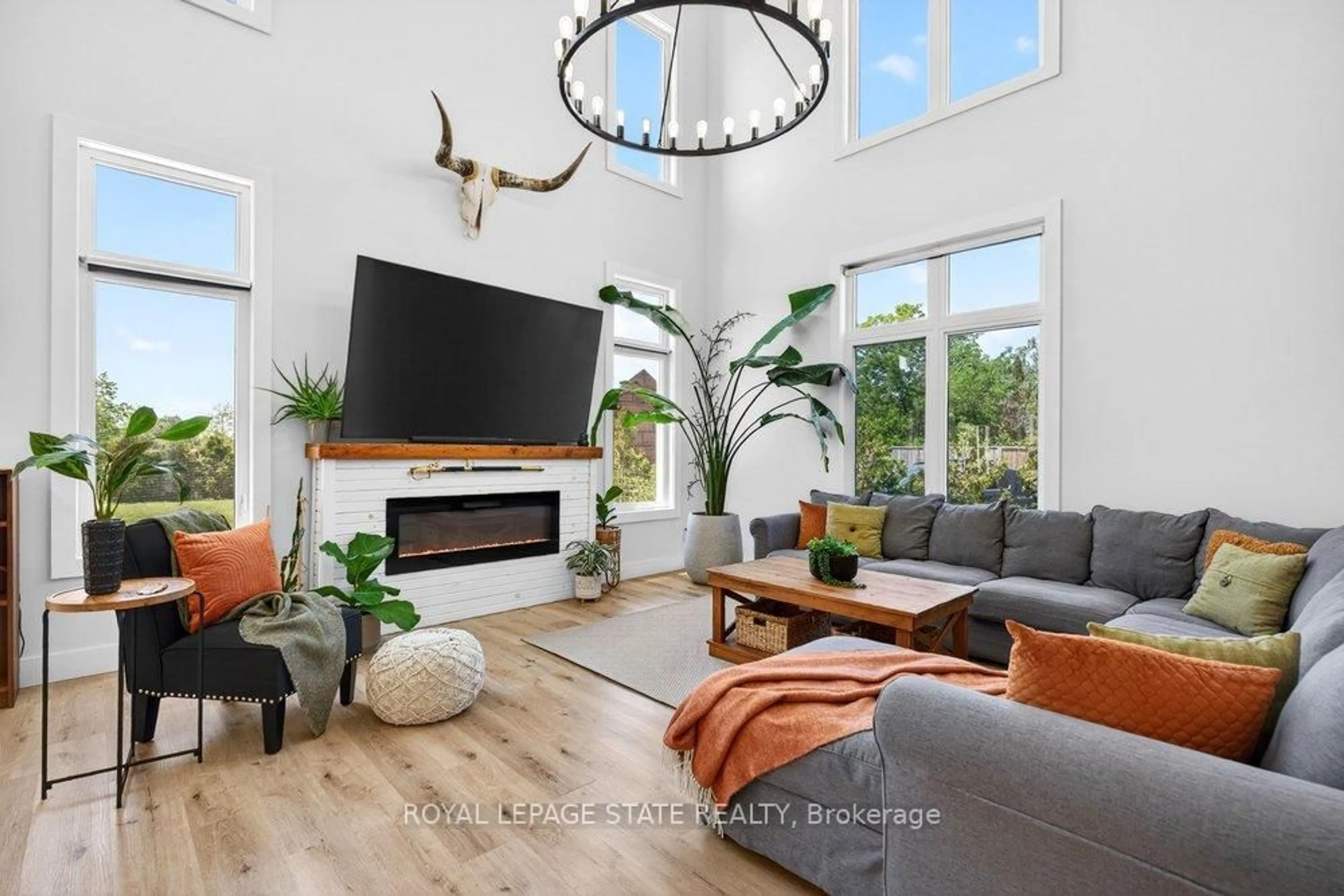 Living room with furniture, unknown for 4286 Victoria Ave, Lincoln Ontario L0R 2E0