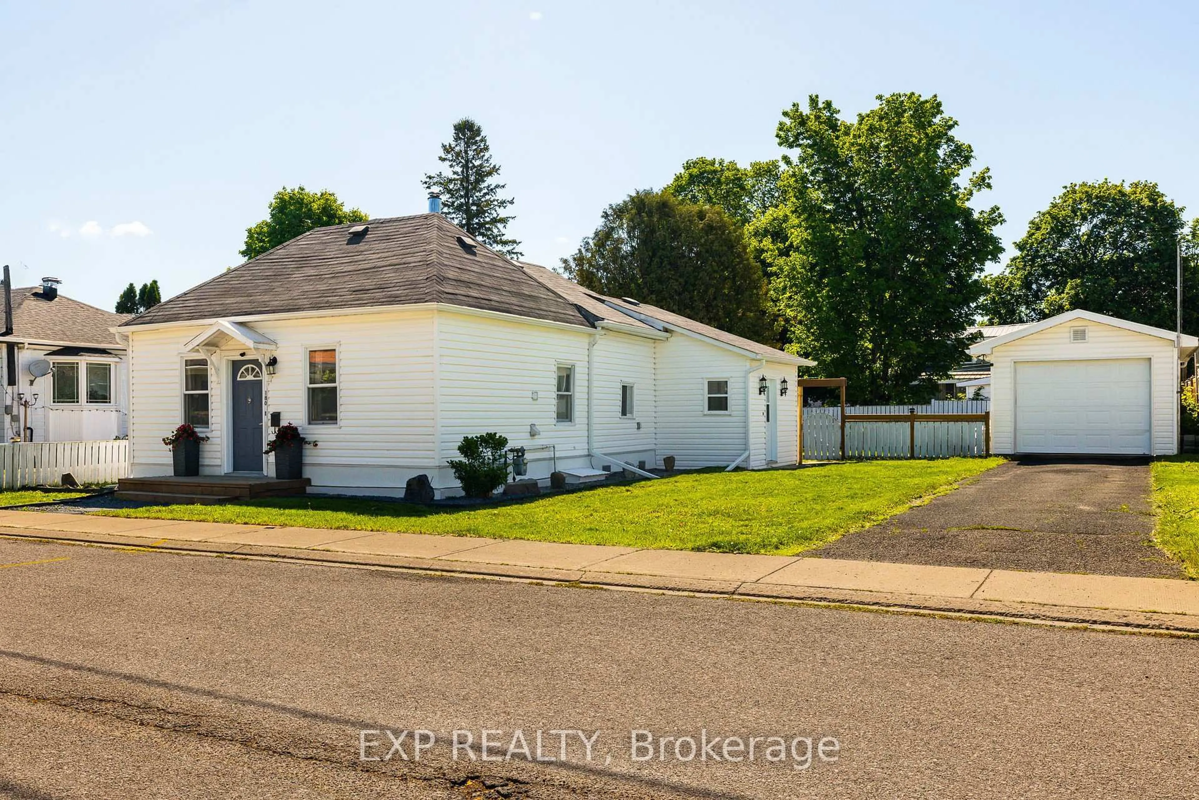 A pic from outside/outdoor area/front of a property/back of a property/a pic from drone, street for 180 Wellington St, Carleton Place Ontario K7C 1B5