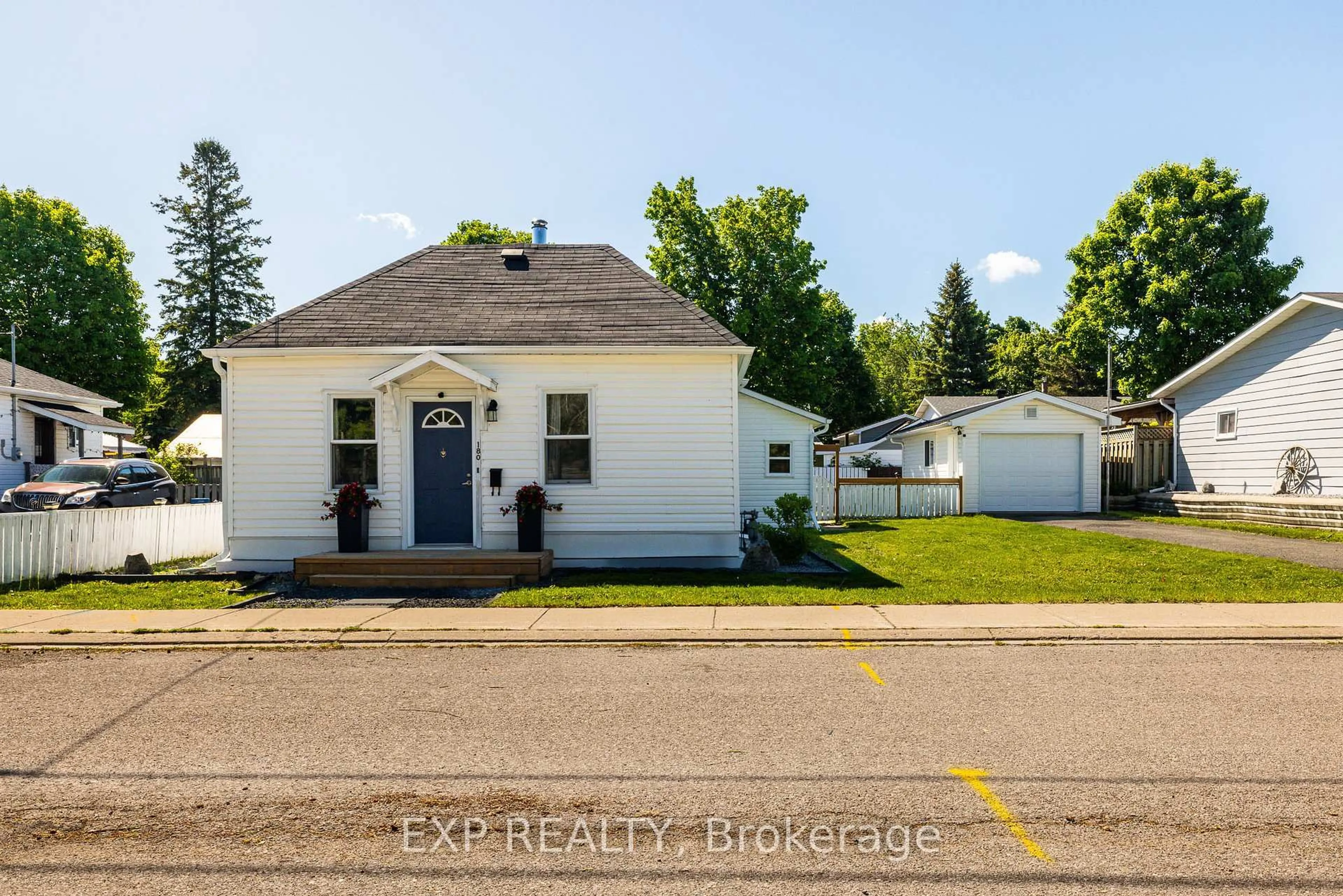 A pic from outside/outdoor area/front of a property/back of a property/a pic from drone, street for 180 Wellington St, Carleton Place Ontario K7C 1B5