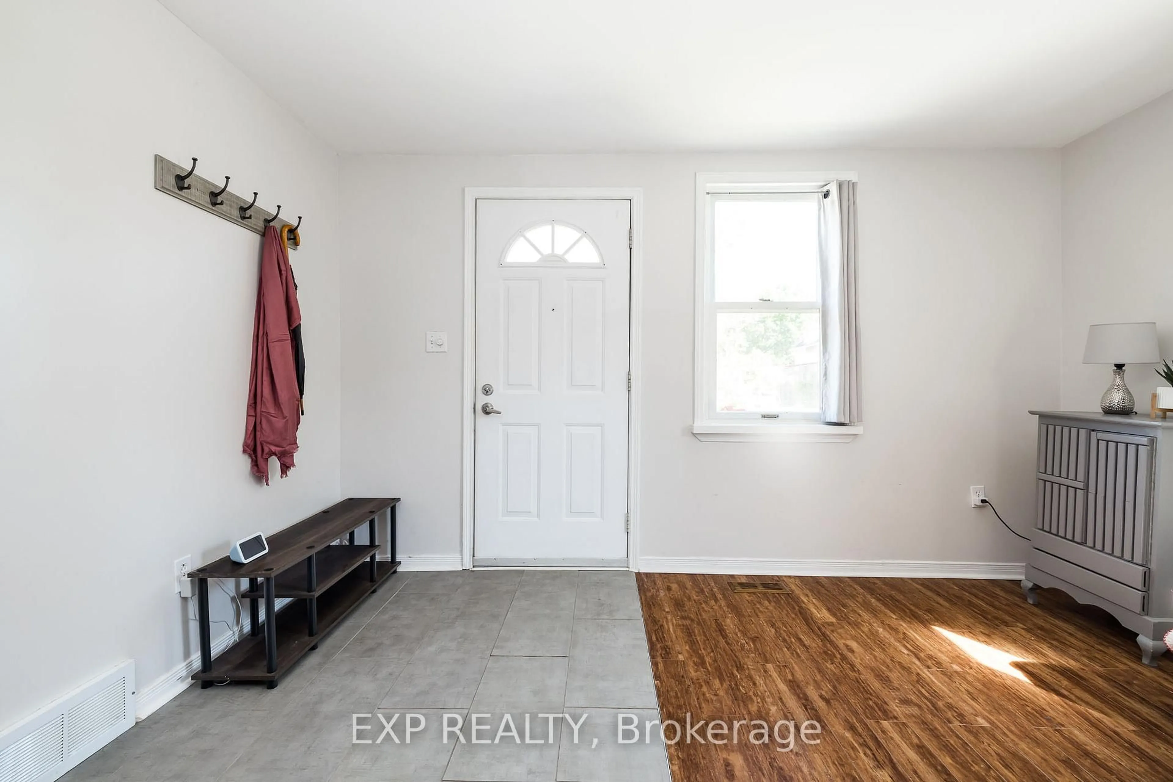 Indoor entryway for 180 Wellington St, Carleton Place Ontario K7C 1B5
