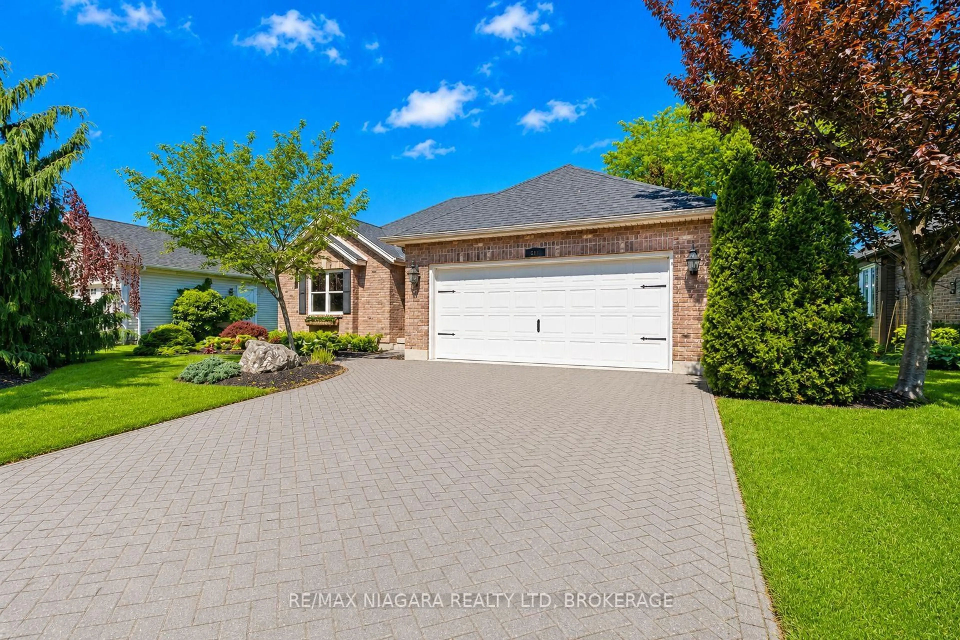 Home with brick exterior material, street for 611 Victoria St, Niagara-on-the-Lake Ontario L0S 1J0