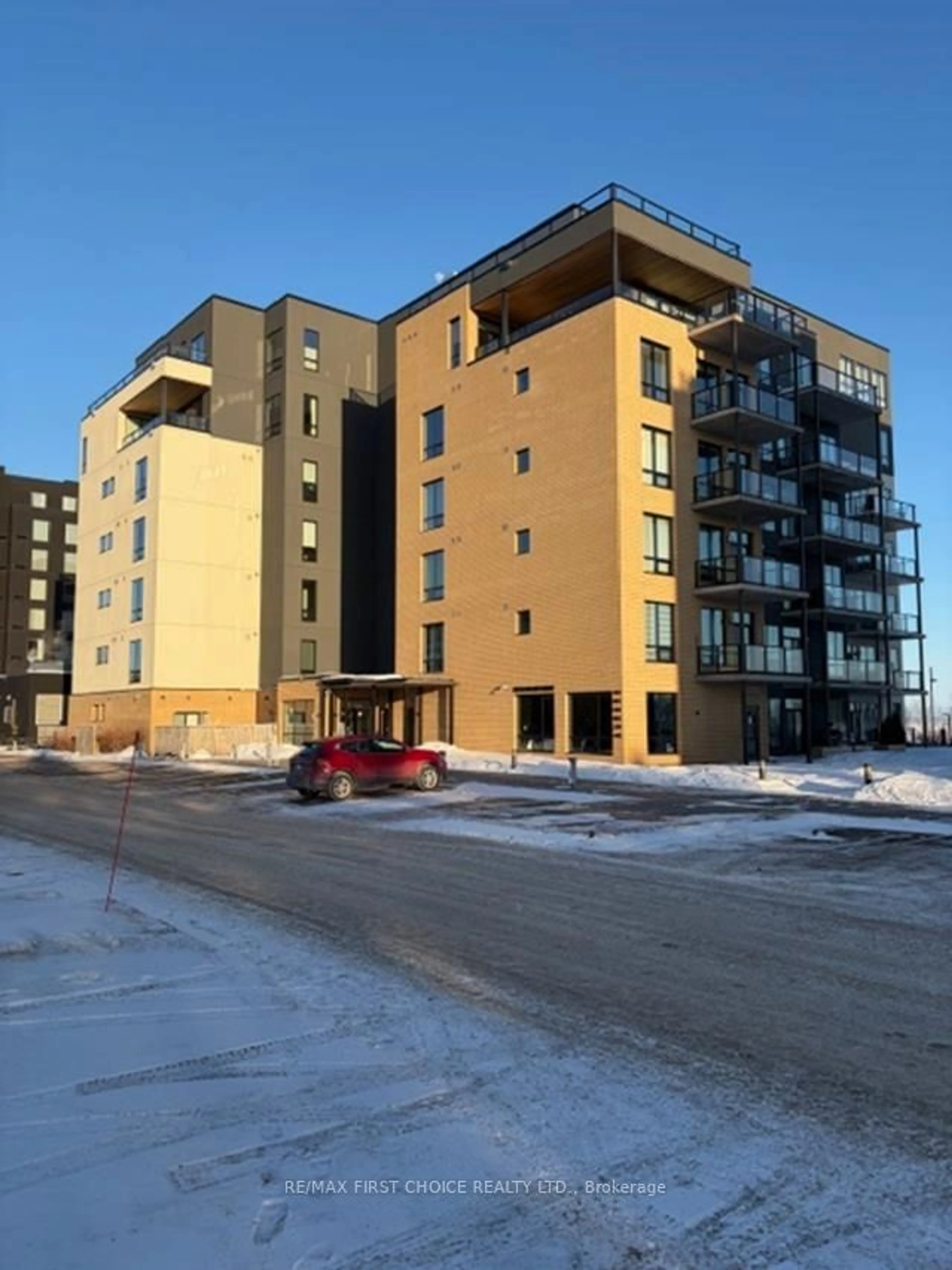 Indoor foyer for 2260 Sleeping Giant Pkwy #2103, Thunder Bay Ontario P7A 0E7