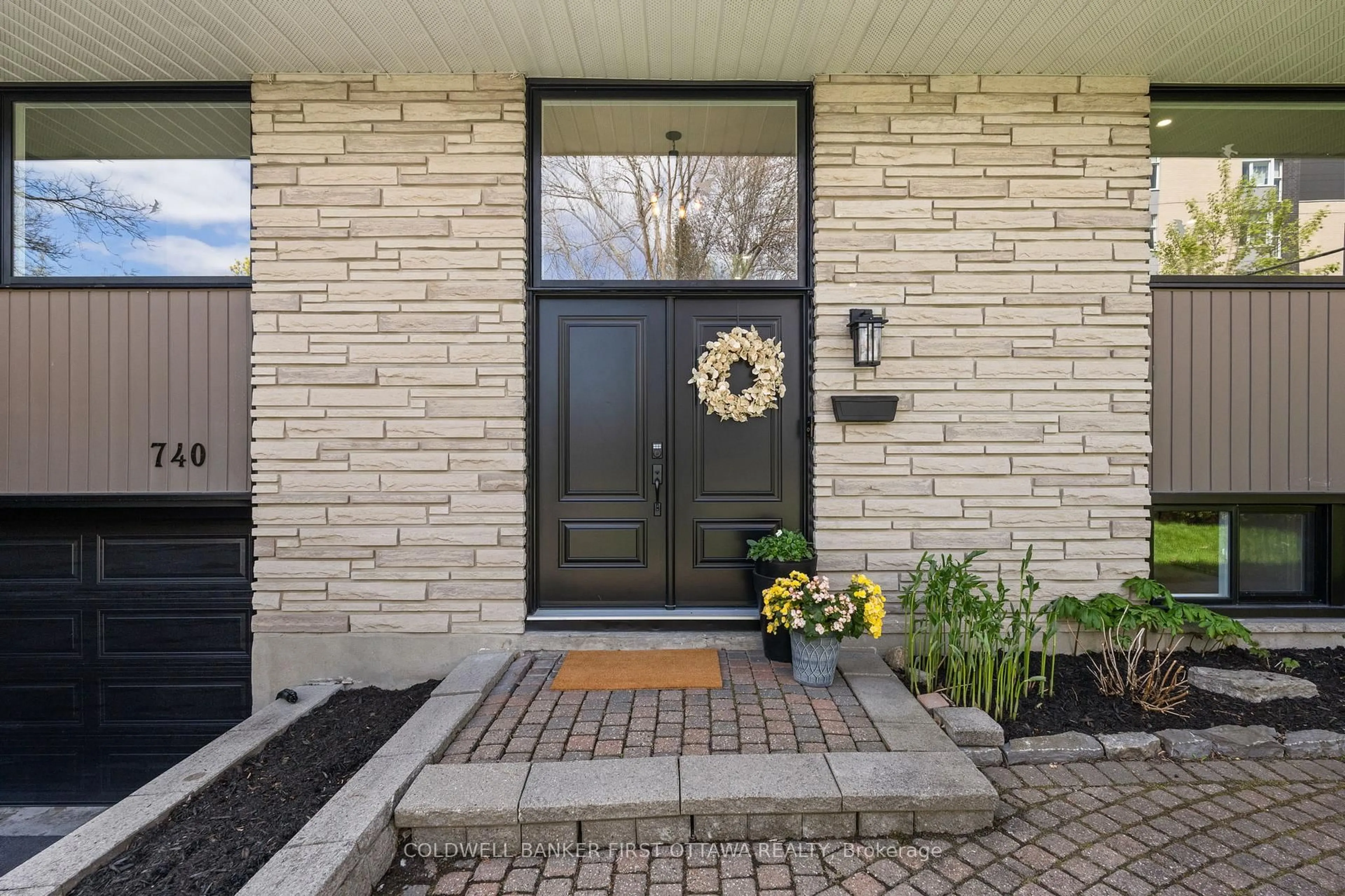 Indoor entryway for 740 Garner Ave, Ottawa Ontario K1V 6M7