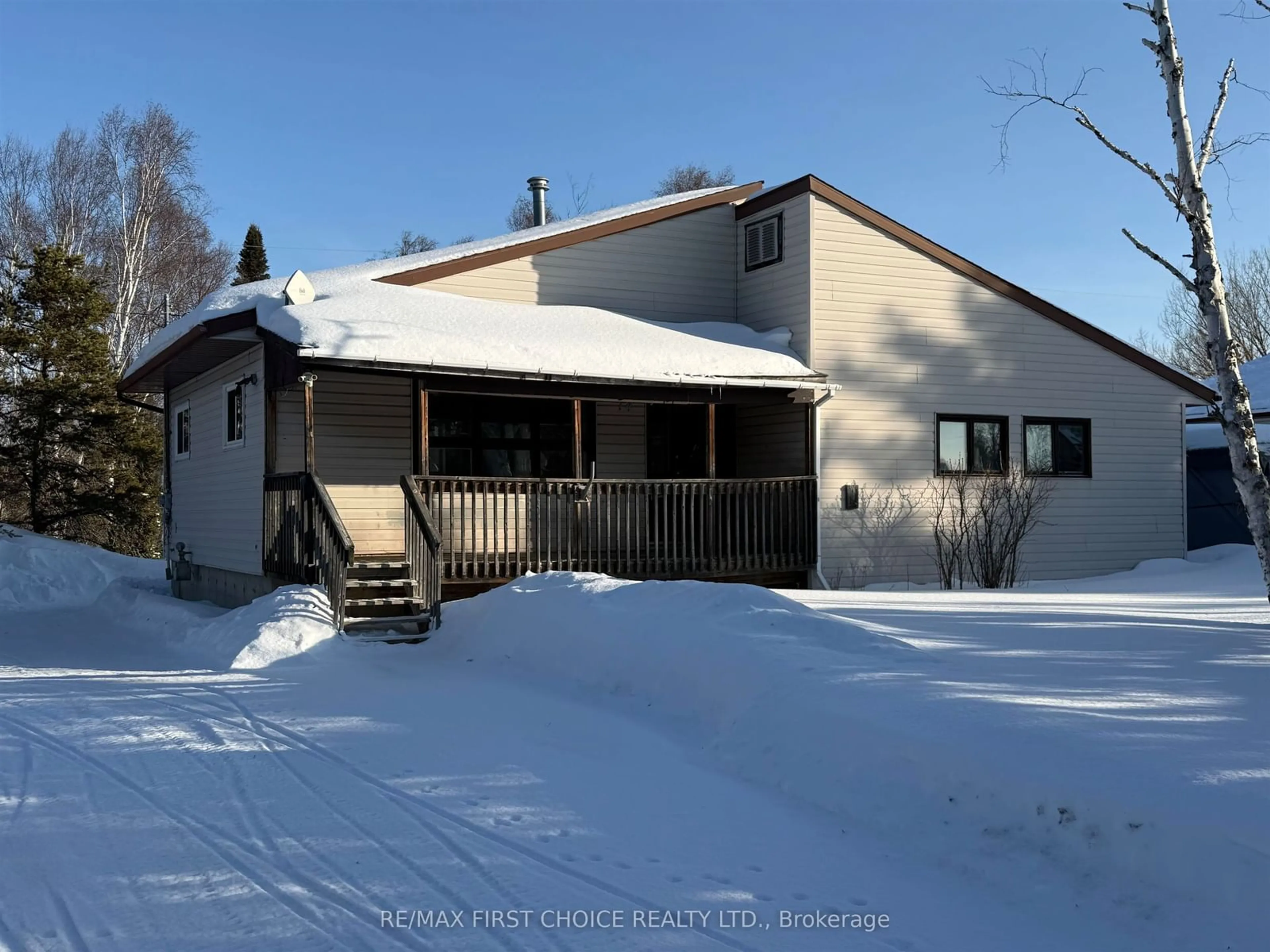 A pic from outside/outdoor area/front of a property/back of a property/a pic from drone, unknown for 14 Superior Ave, Ignace Ontario P0T 1T0