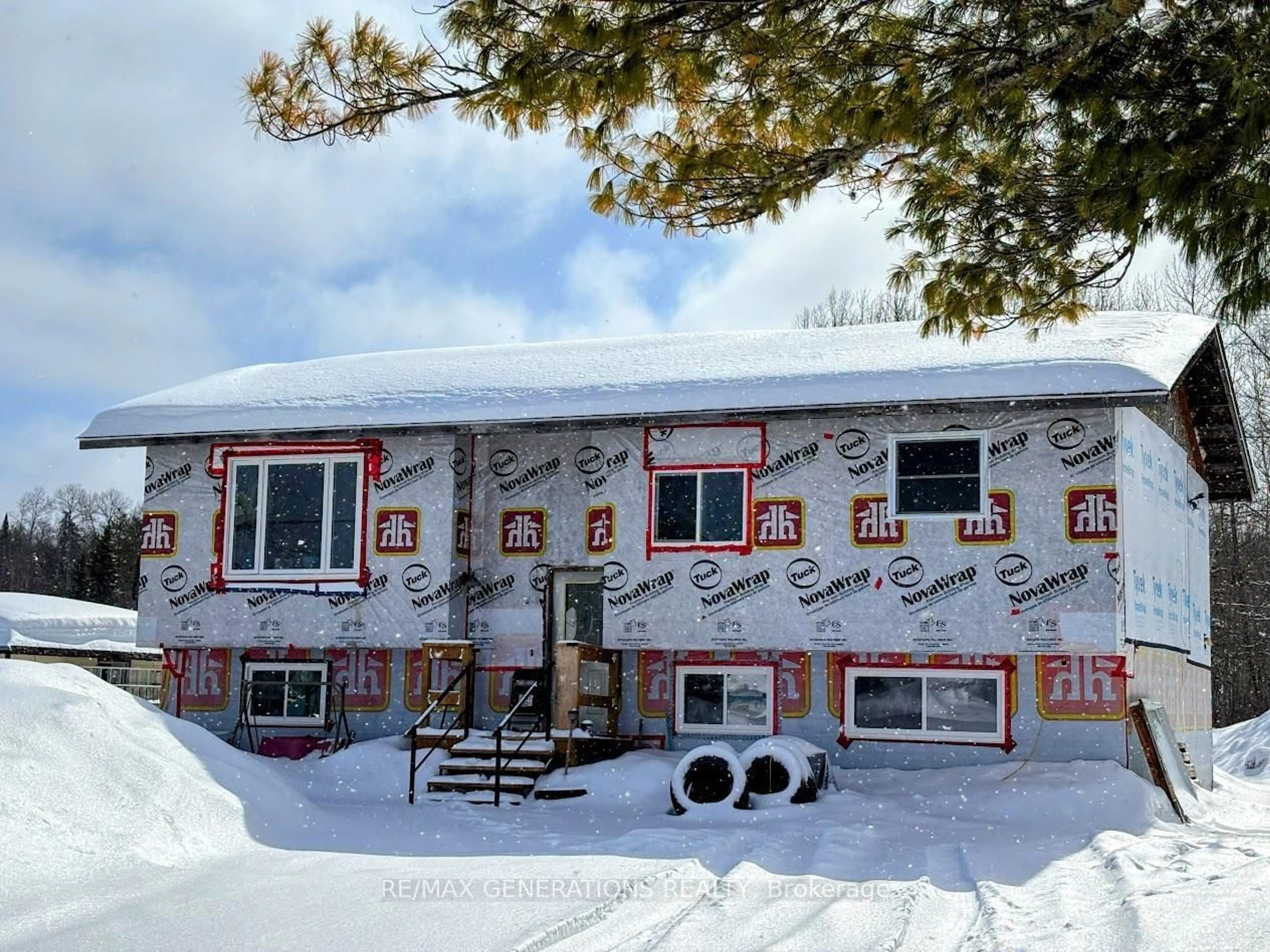 Home with vinyl exterior material, building for 114 Spadoni St, White River Ontario P0M 3G0