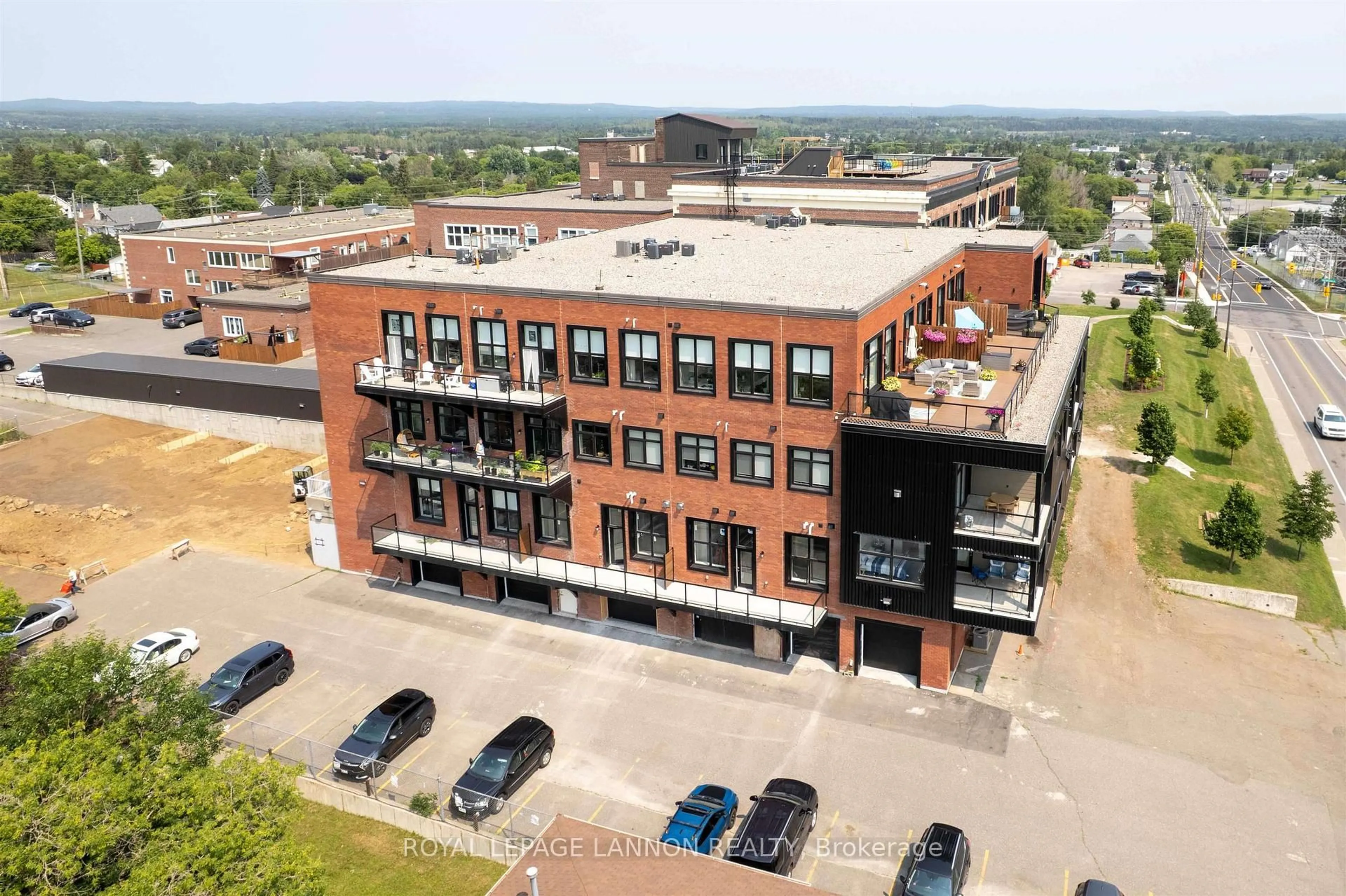 A pic from outside/outdoor area/front of a property/back of a property/a pic from drone, building for 96 HIGH St #3209, Thunder Bay Ontario P7B 4G7