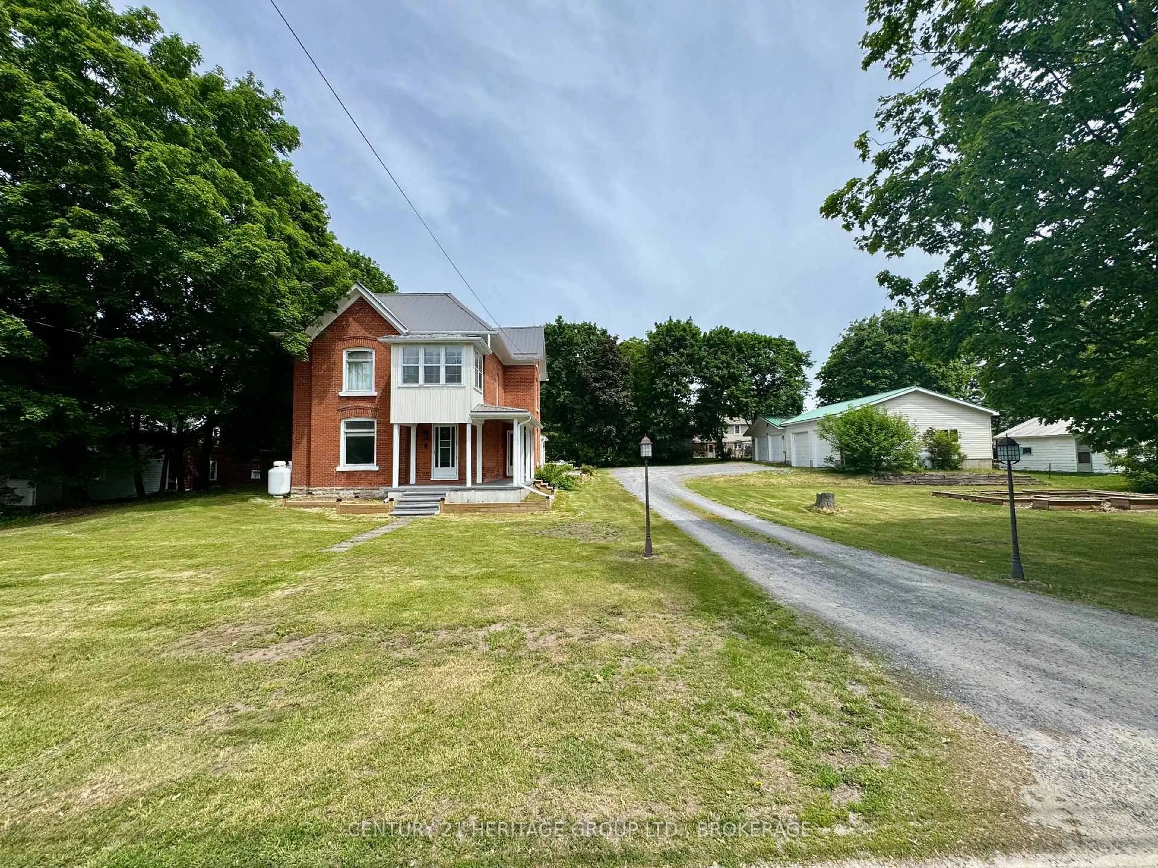 A pic from outside/outdoor area/front of a property/back of a property/a pic from drone, street for 2924 Rutledge Rd, Sydenham Ontario K0H 2T0