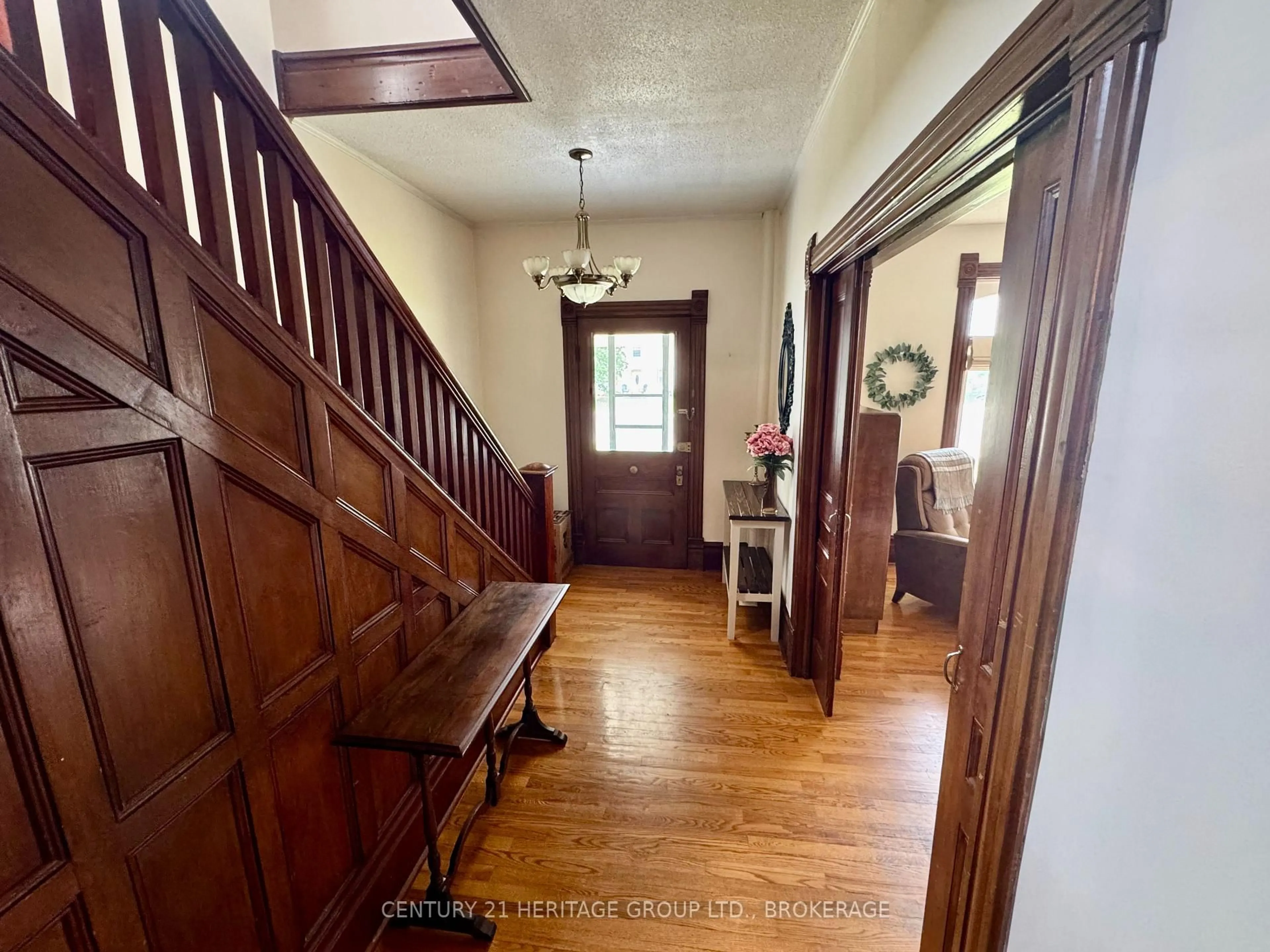 Indoor foyer for 2924 Rutledge Rd, Sydenham Ontario K0H 2T0