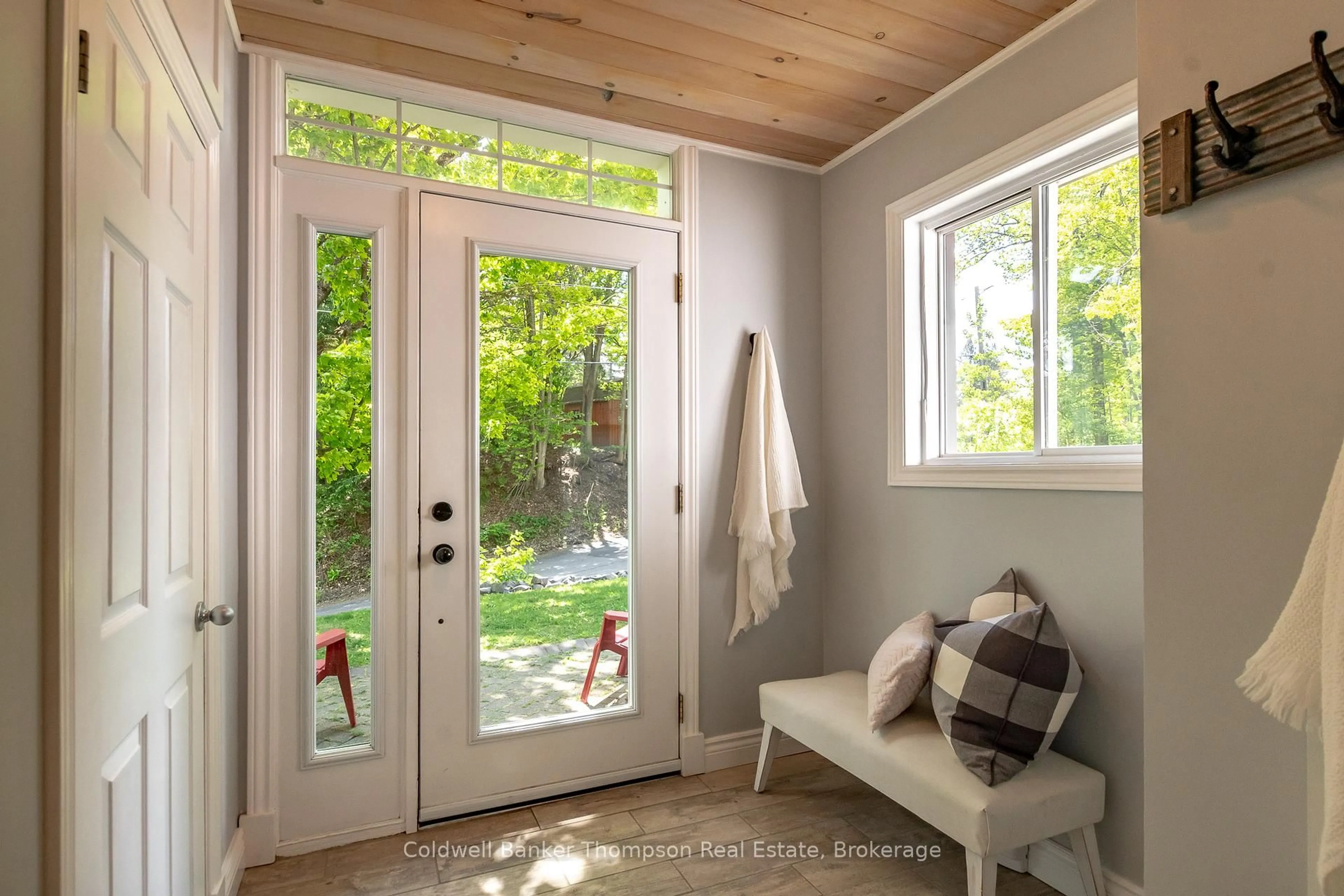 Indoor entryway for 145 Ann St, Bracebridge Ontario P1L 1M1