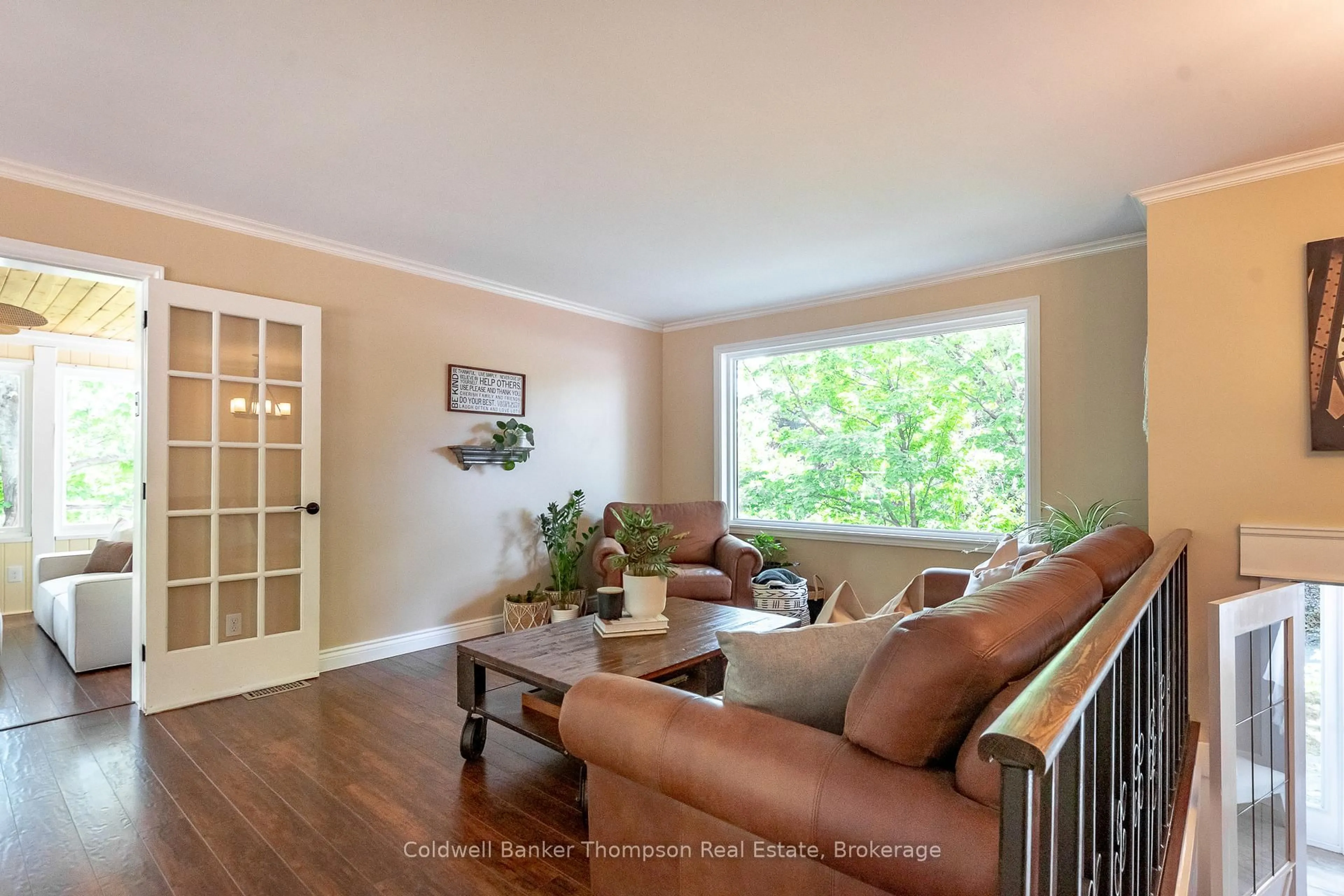 Living room with furniture, wood/laminate floor for 145 Ann St, Bracebridge Ontario P1L 1M1