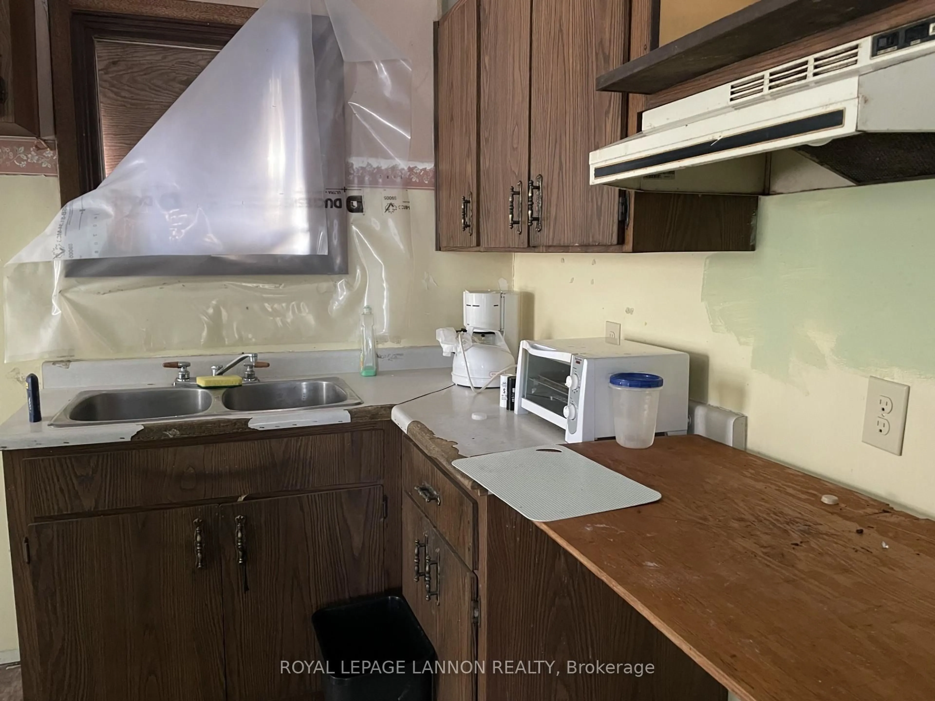 Standard kitchen, wood/laminate floor for 168 North Rd, Thunder Bay Remote Area Ontario P0T 2Y0