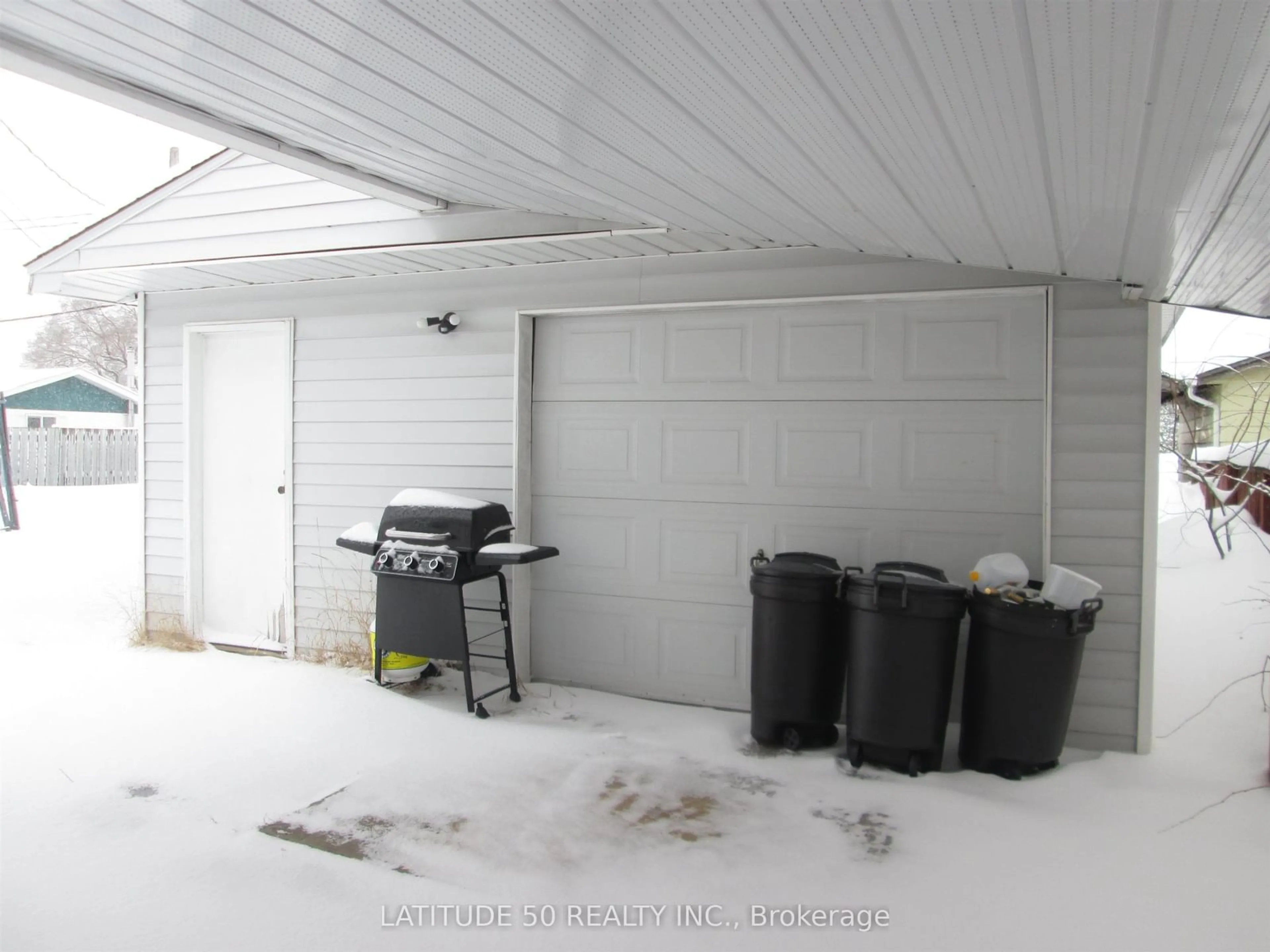 Indoor garage for 107 Birch Drive, Ignace Ontario P0T 1T0