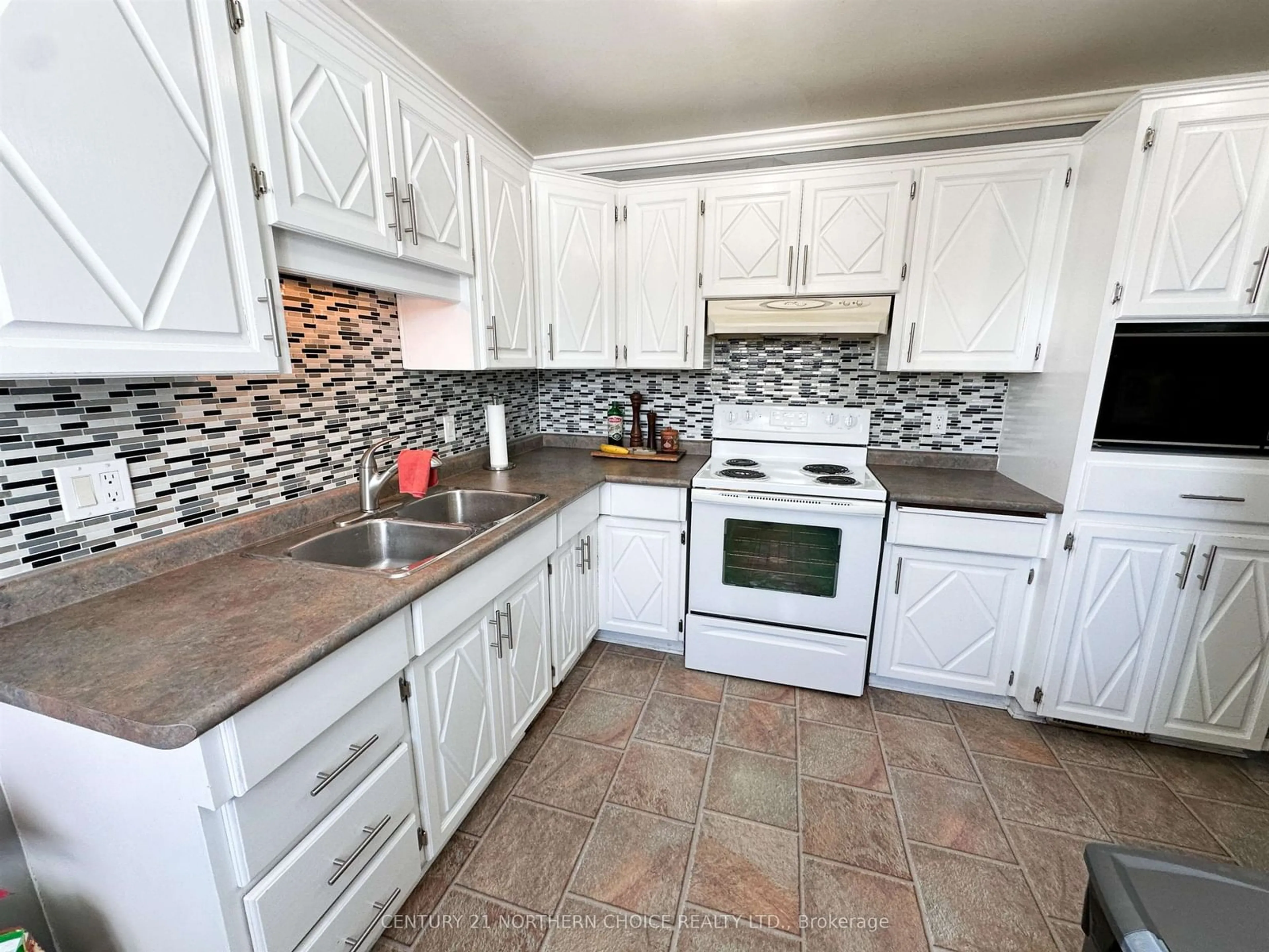 Standard kitchen, ceramic/tile floor for 6 Pine Cres, Red Lake Ontario P0V 2M0