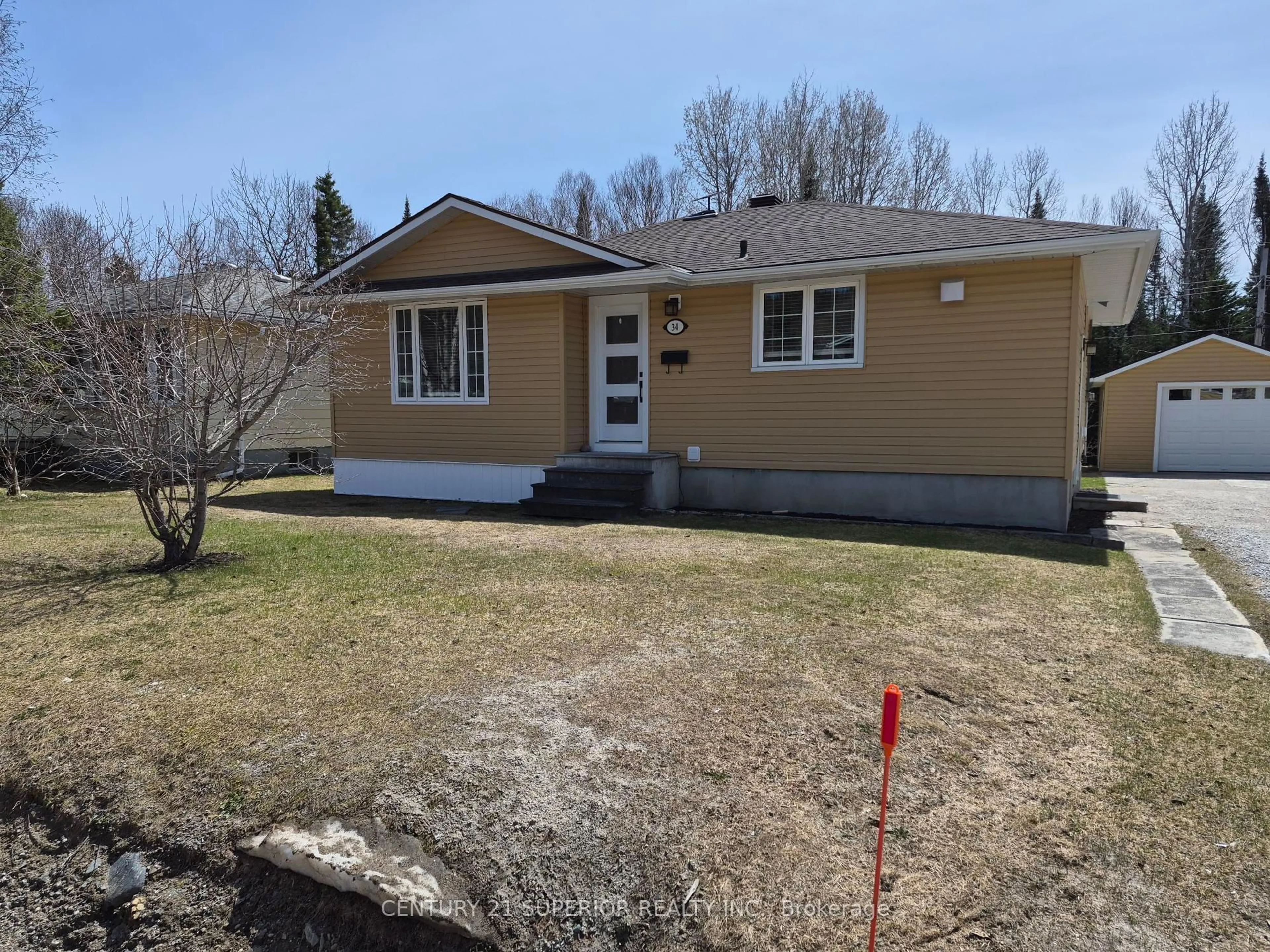 Home with vinyl exterior material, street for 34 Redwing Ave, Manitouwadge Ontario P0T 2C0