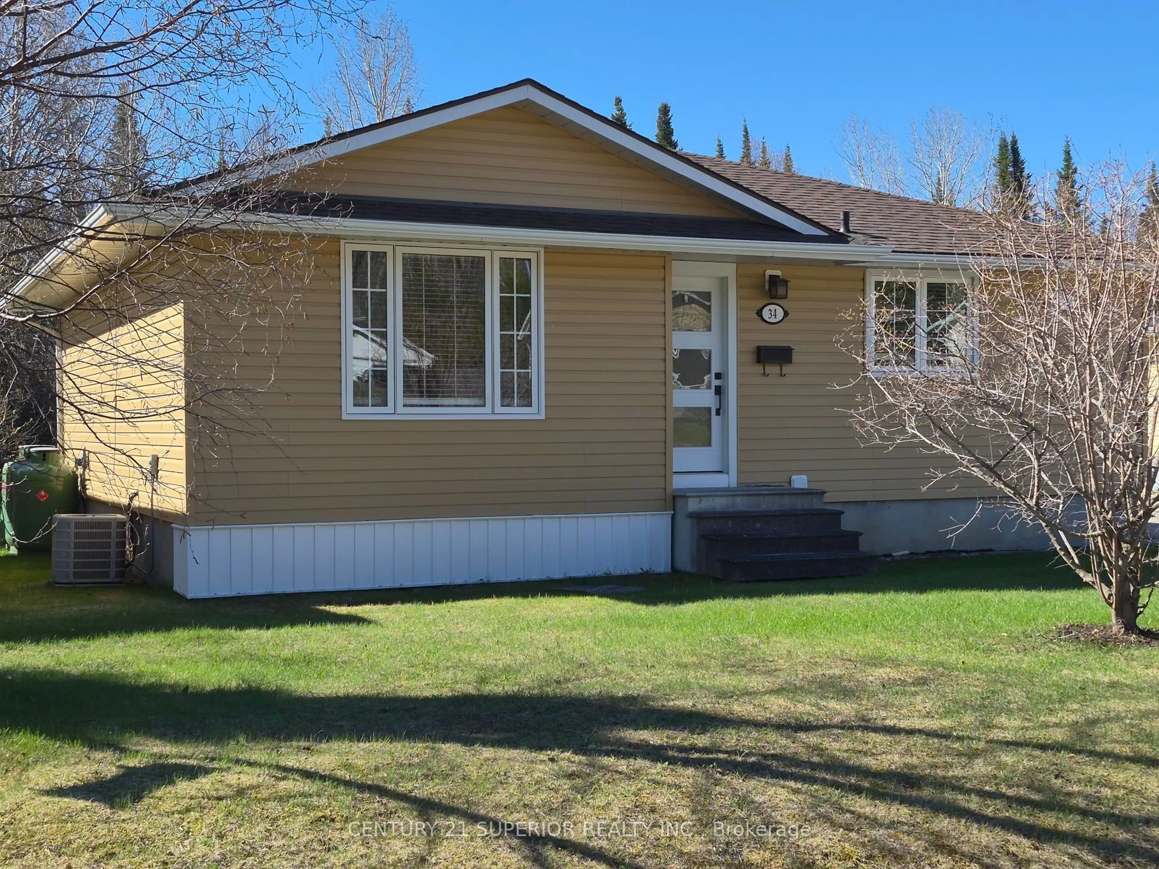 Home with vinyl exterior material, street for 34 Redwing Ave, Manitouwadge Ontario P0T 2C0