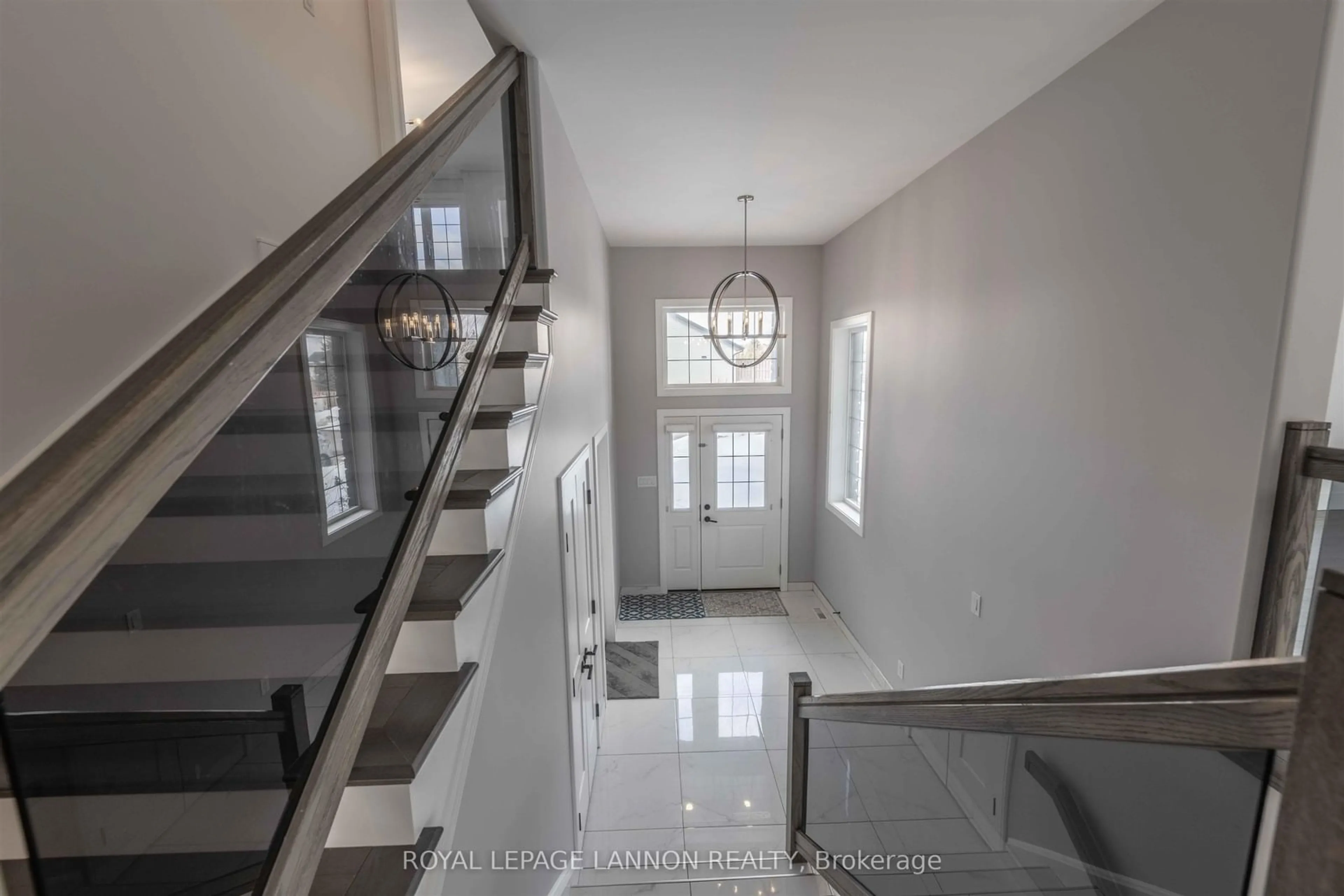 Indoor foyer for 705 Fieldstone Pl, Thunder Bay Ontario P7B 3Z7