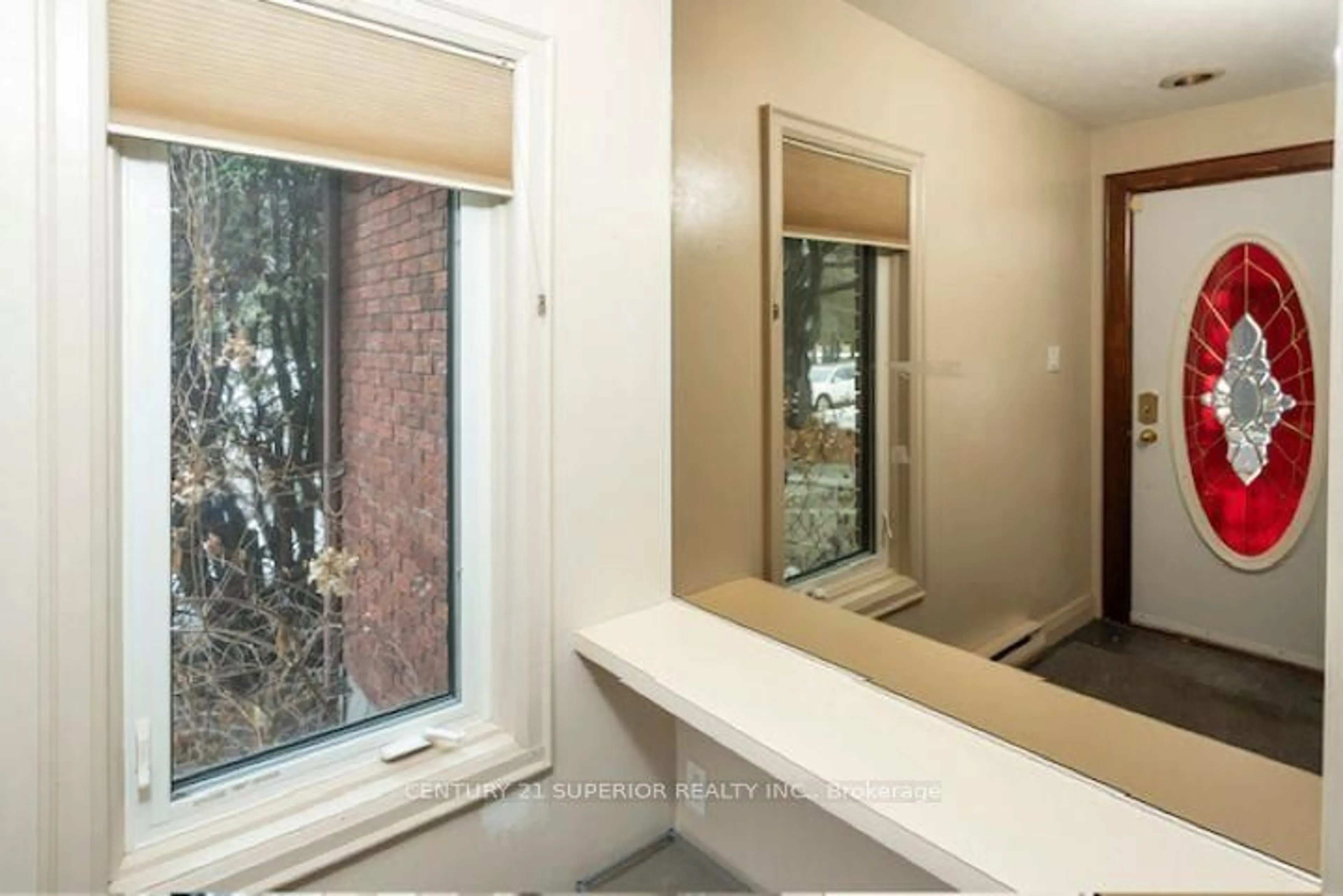 Indoor entryway for 327 Brunswick Street, Thunder Bay Ontario P7E 1W7