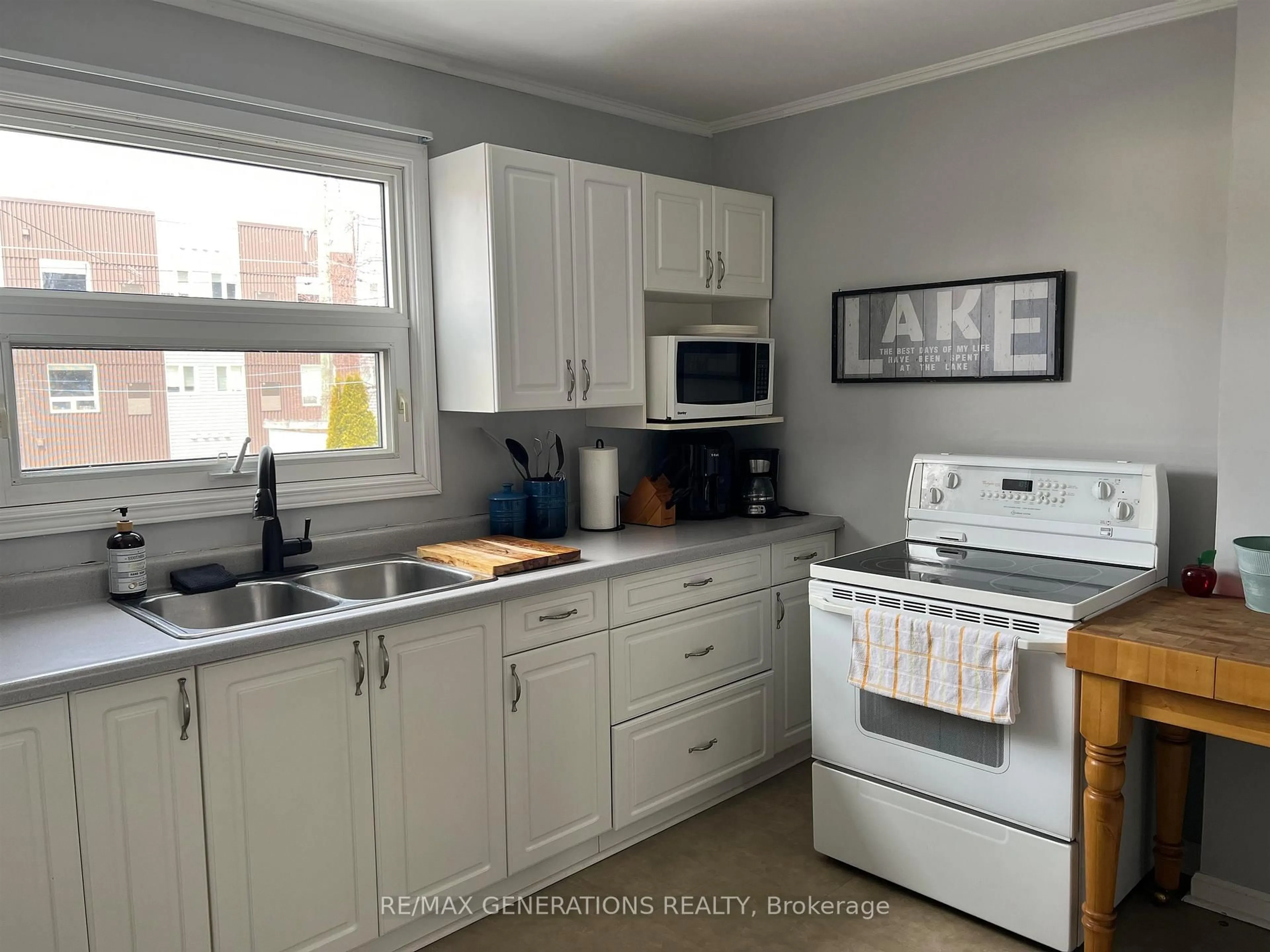 Standard kitchen, wood/laminate floor for 32 McCullough St, Marathon Ontario P0T 2E0