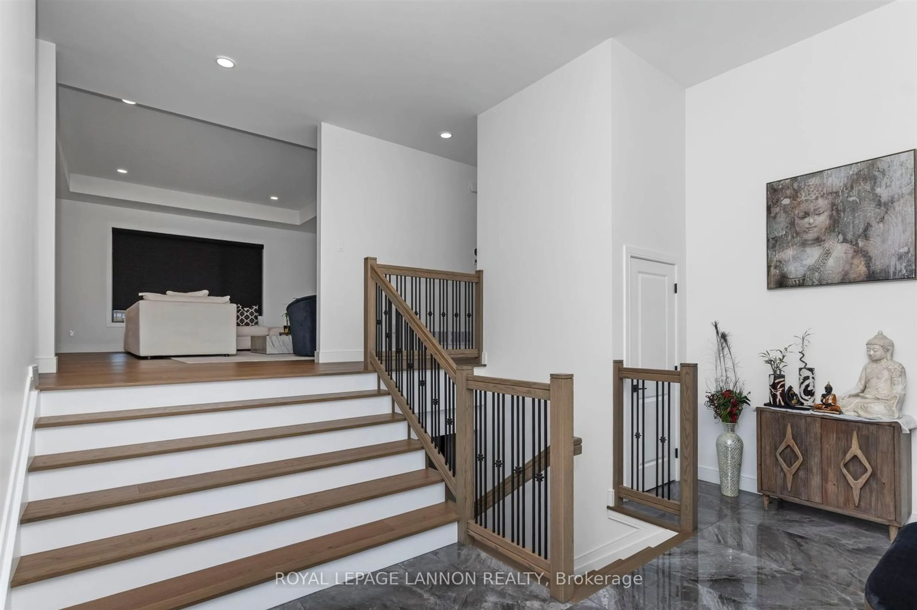 Indoor foyer for 2111 Magnolia Dr, Thunder Bay Ontario P7K 0J3