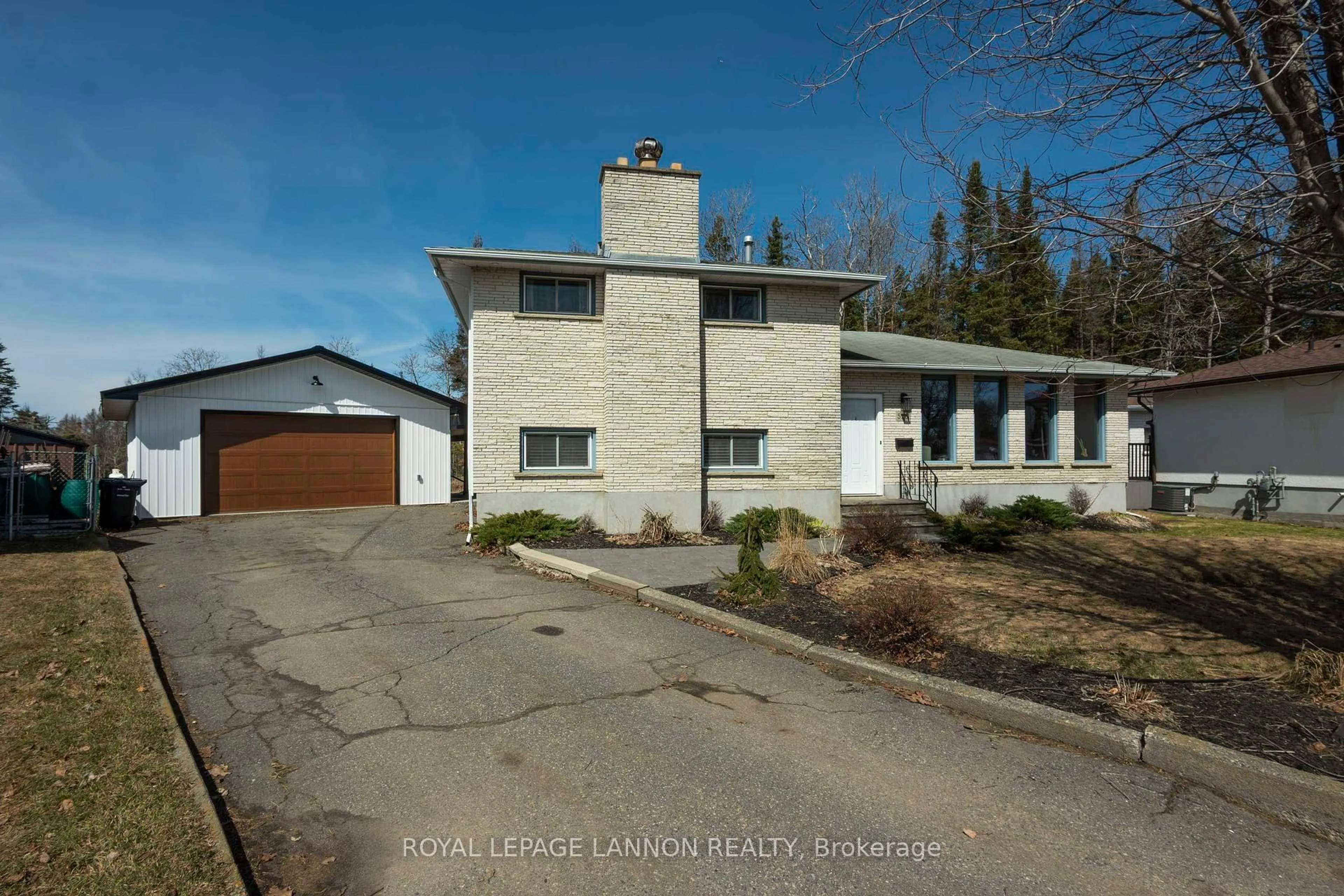 A pic from outside/outdoor area/front of a property/back of a property/a pic from drone, street for 526 Ryerson Pl, Thunder Bay Ontario P7C 5R9