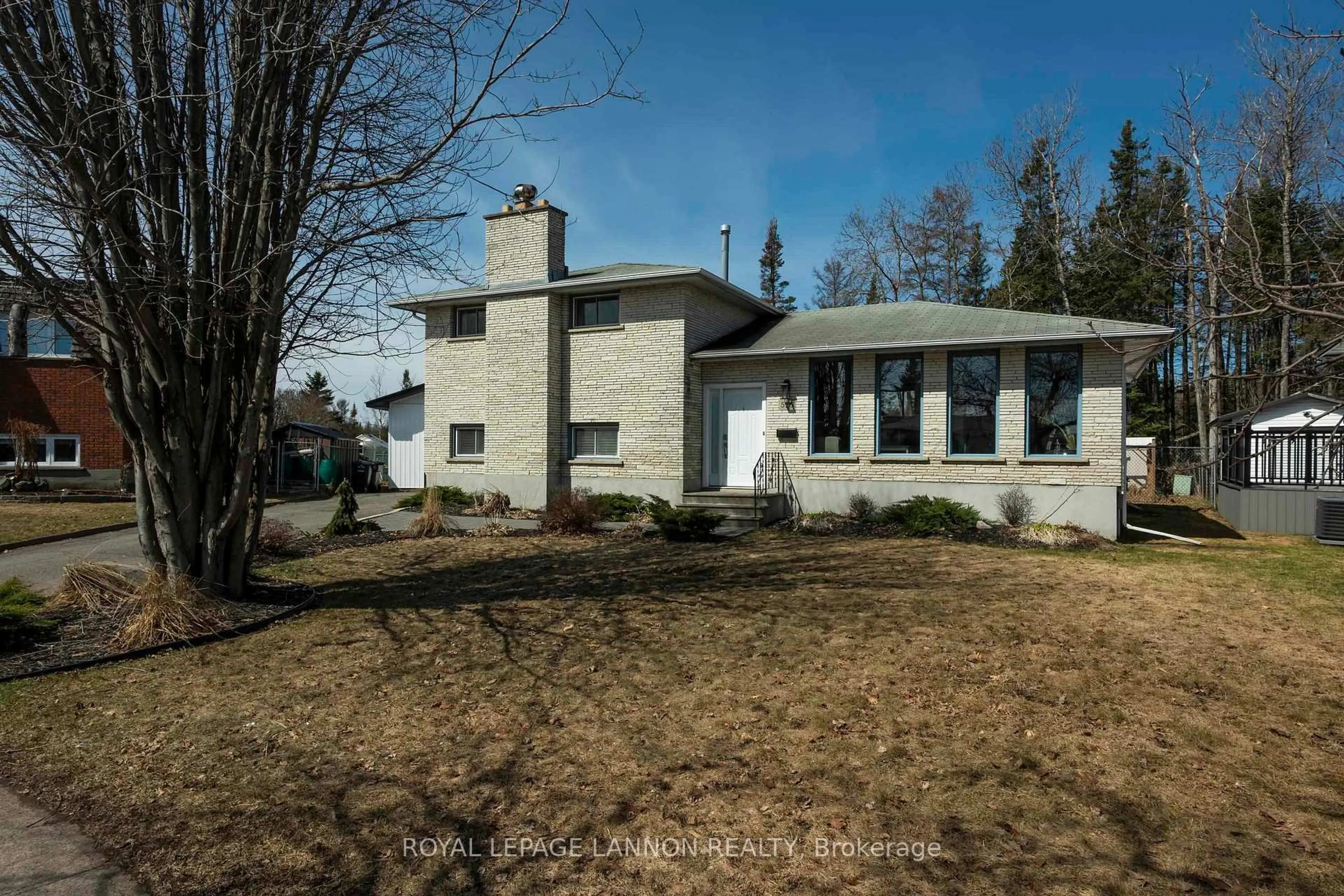 A pic from outside/outdoor area/front of a property/back of a property/a pic from drone, unknown for 526 Ryerson Pl, Thunder Bay Ontario P7C 5R9