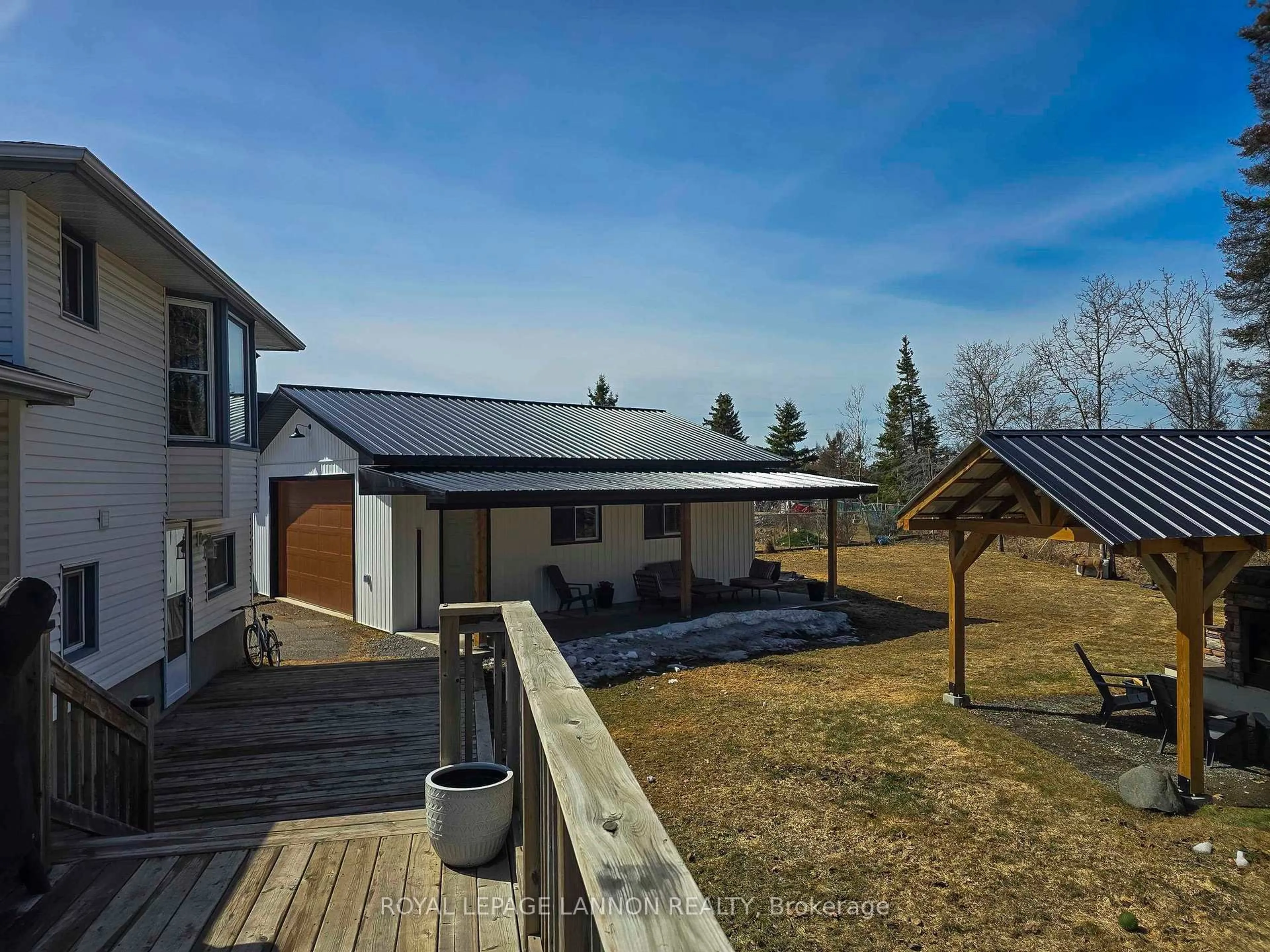 A pic from outside/outdoor area/front of a property/back of a property/a pic from drone, unknown for 526 Ryerson Pl, Thunder Bay Ontario P7C 5R9