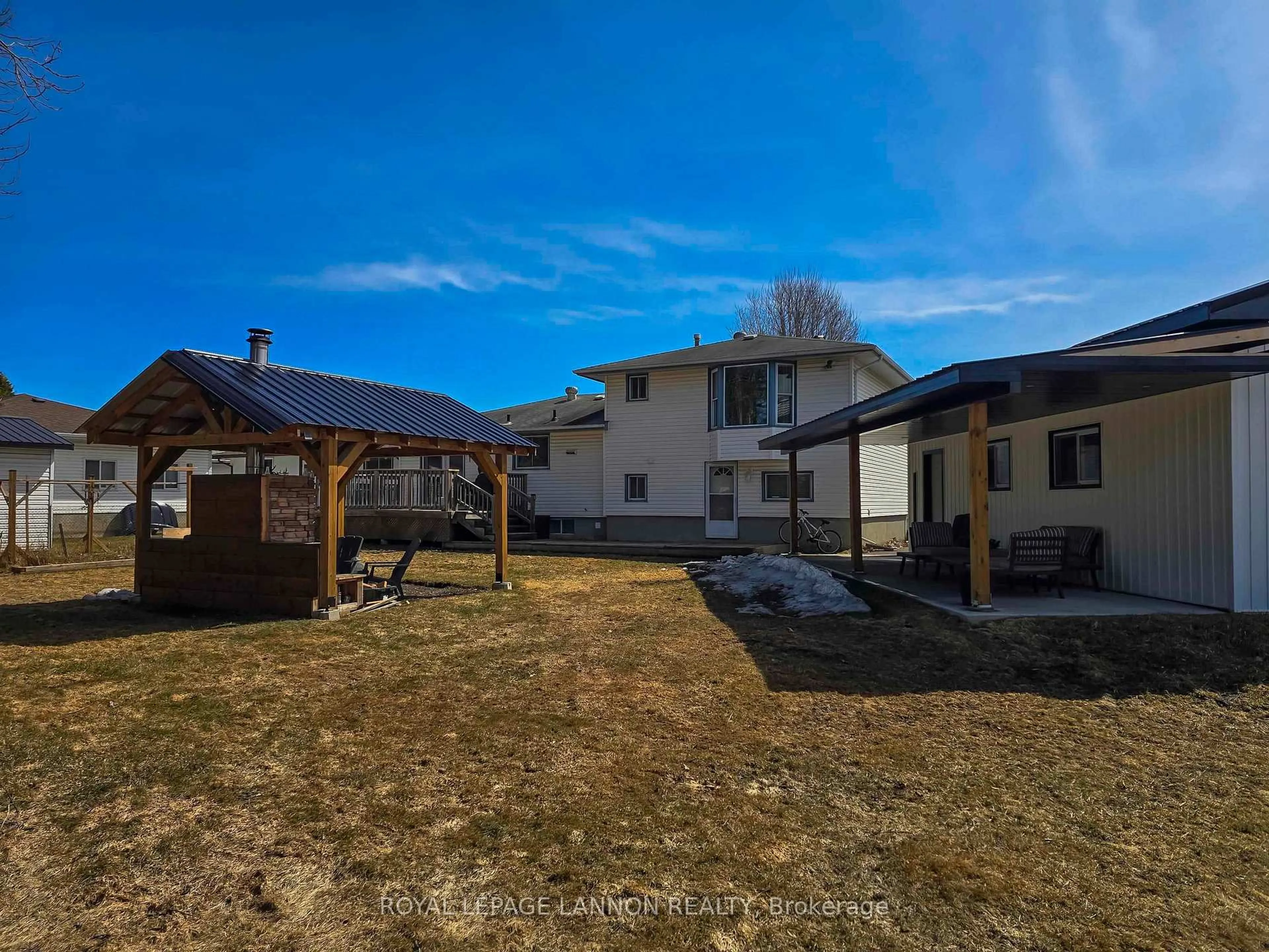 A pic from outside/outdoor area/front of a property/back of a property/a pic from drone, unknown for 526 Ryerson Pl, Thunder Bay Ontario P7C 5R9