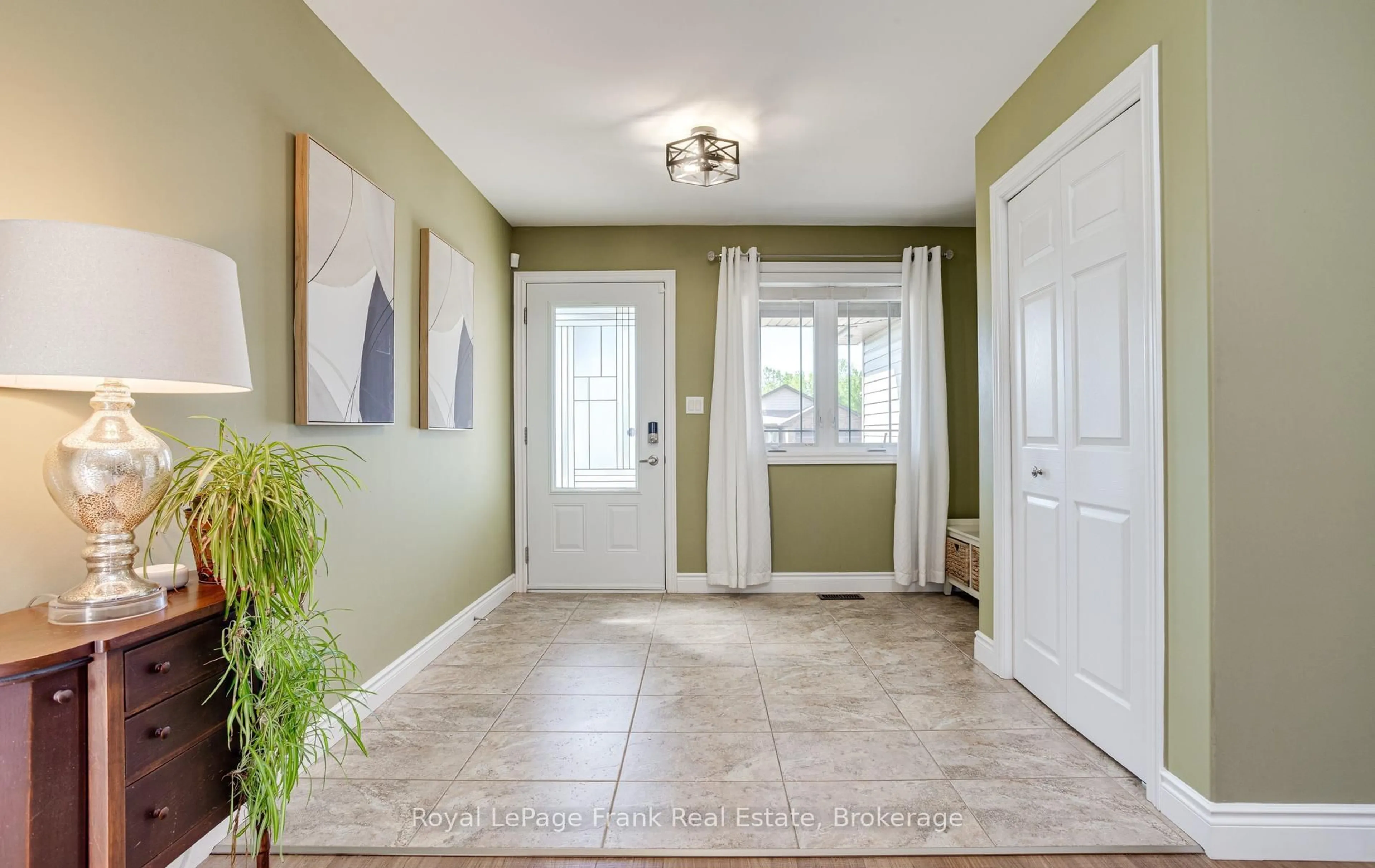 Indoor entryway for 41 Cortland Way, Brighton Ontario K0K 1H0