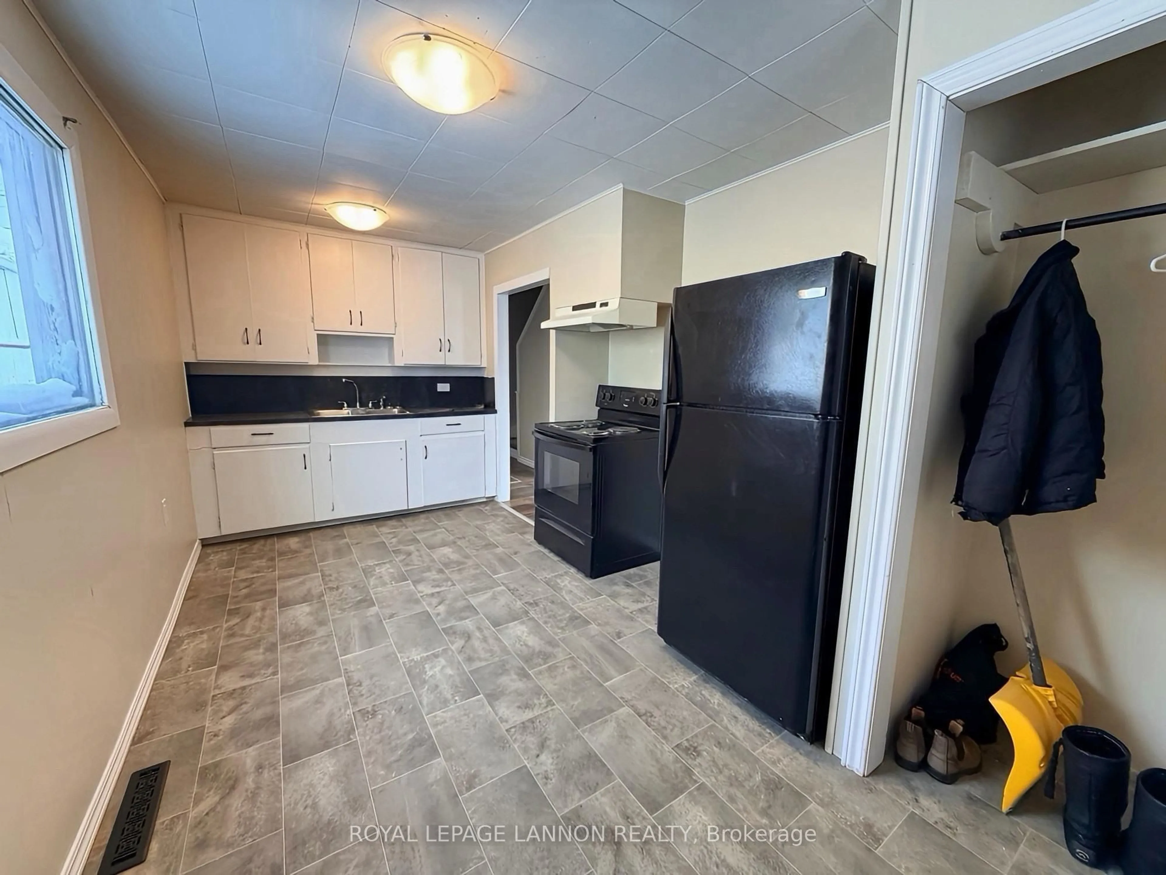Unknown for 330 Ball Park Cres, Greenstone Ontario P0T 1M0