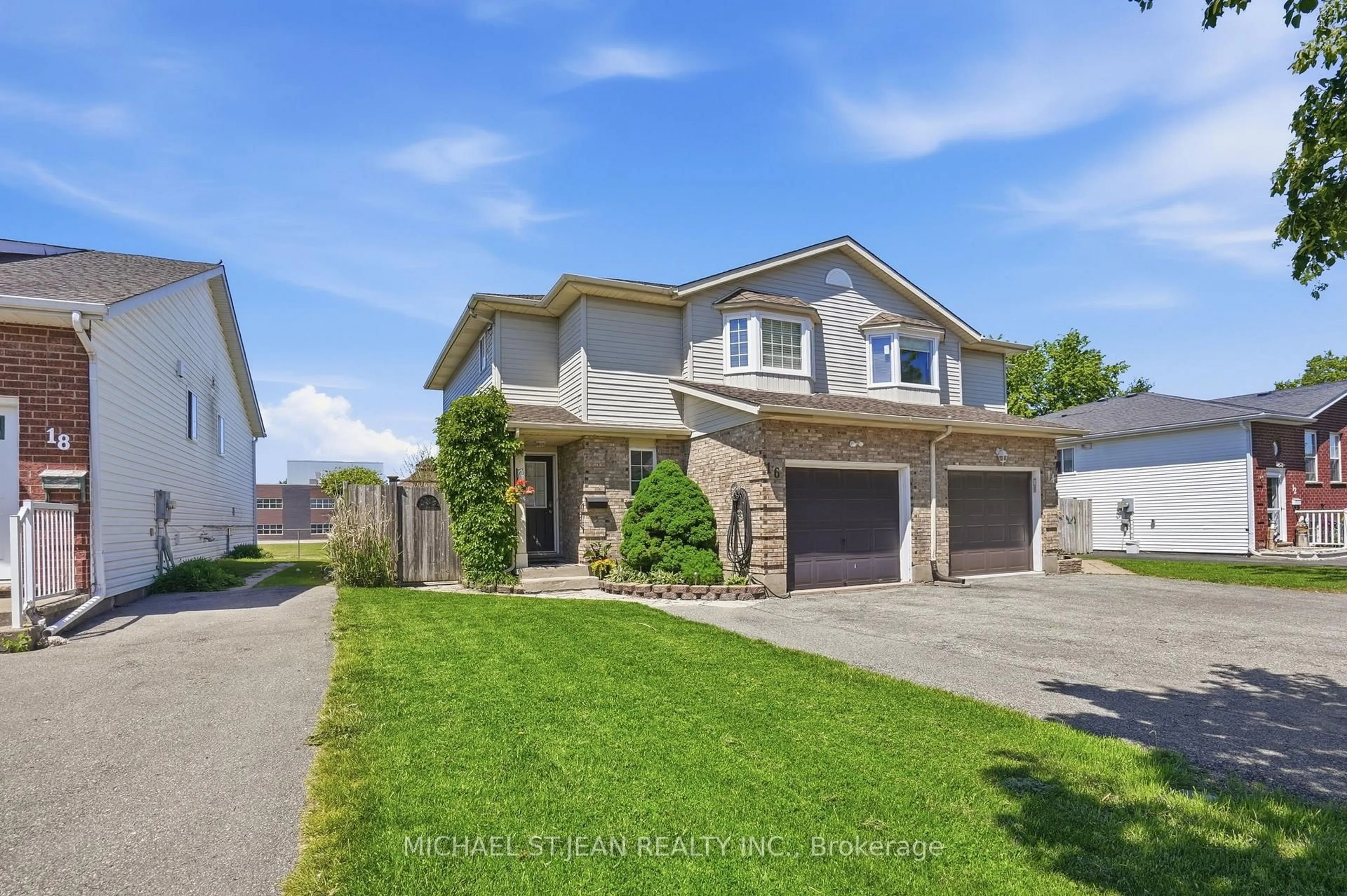 A pic from outside/outdoor area/front of a property/back of a property/a pic from drone, street for 16 Woodland Dr, Welland Ontario L3C 7C9