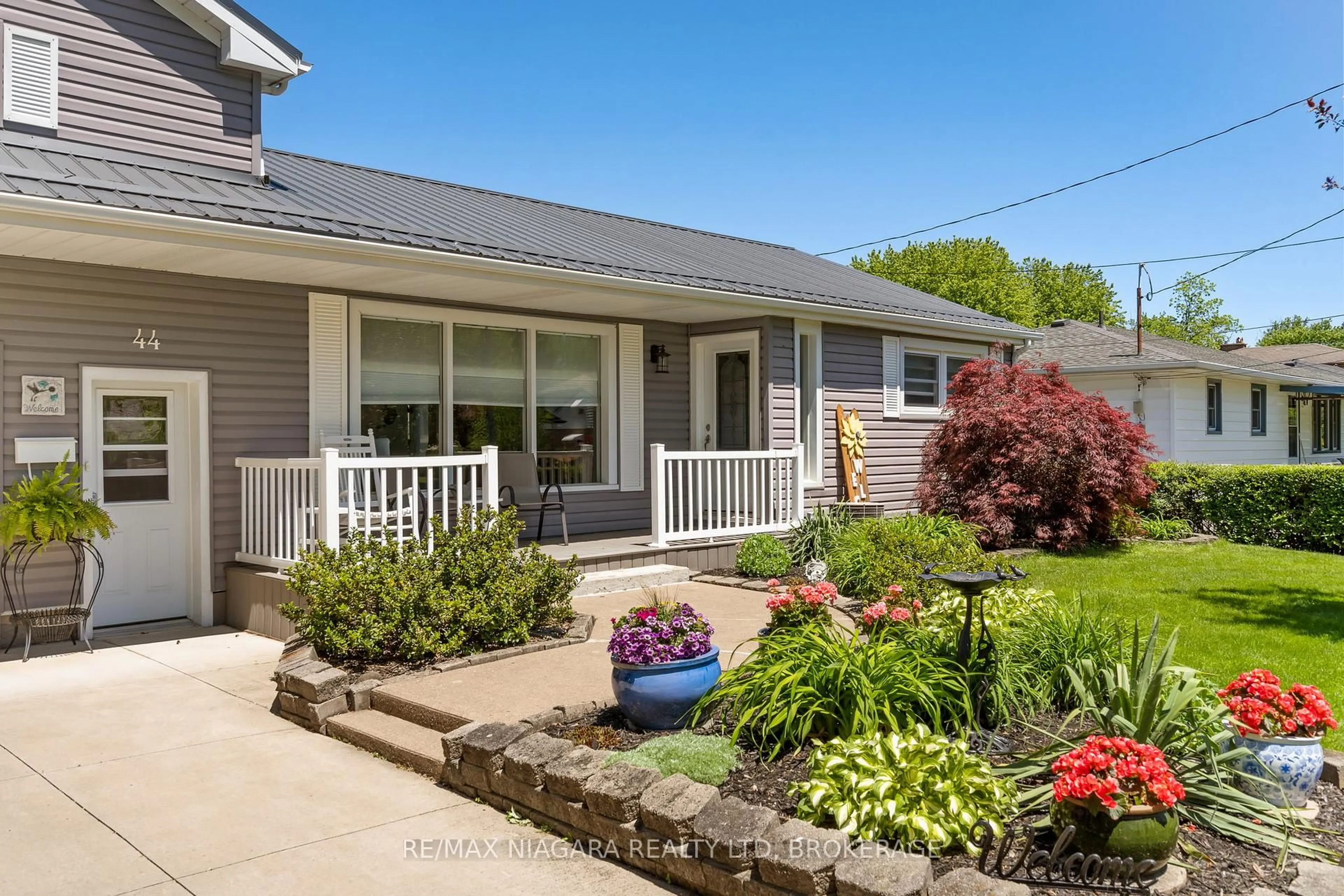 Home with vinyl exterior material, street for 44 Chantler Rd, Welland Ontario L3C 4M5