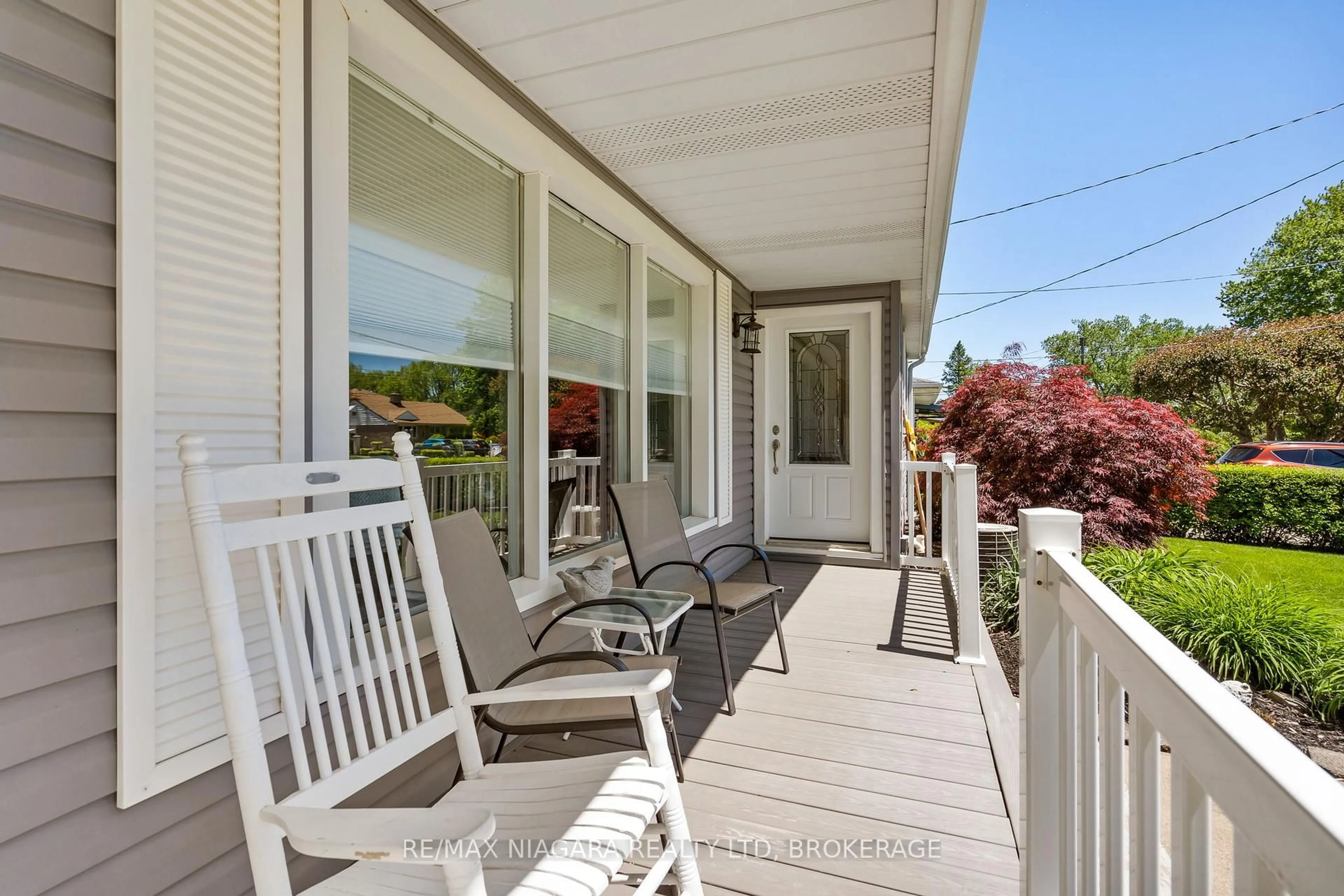Patio, street for 44 Chantler Rd, Welland Ontario L3C 4M5