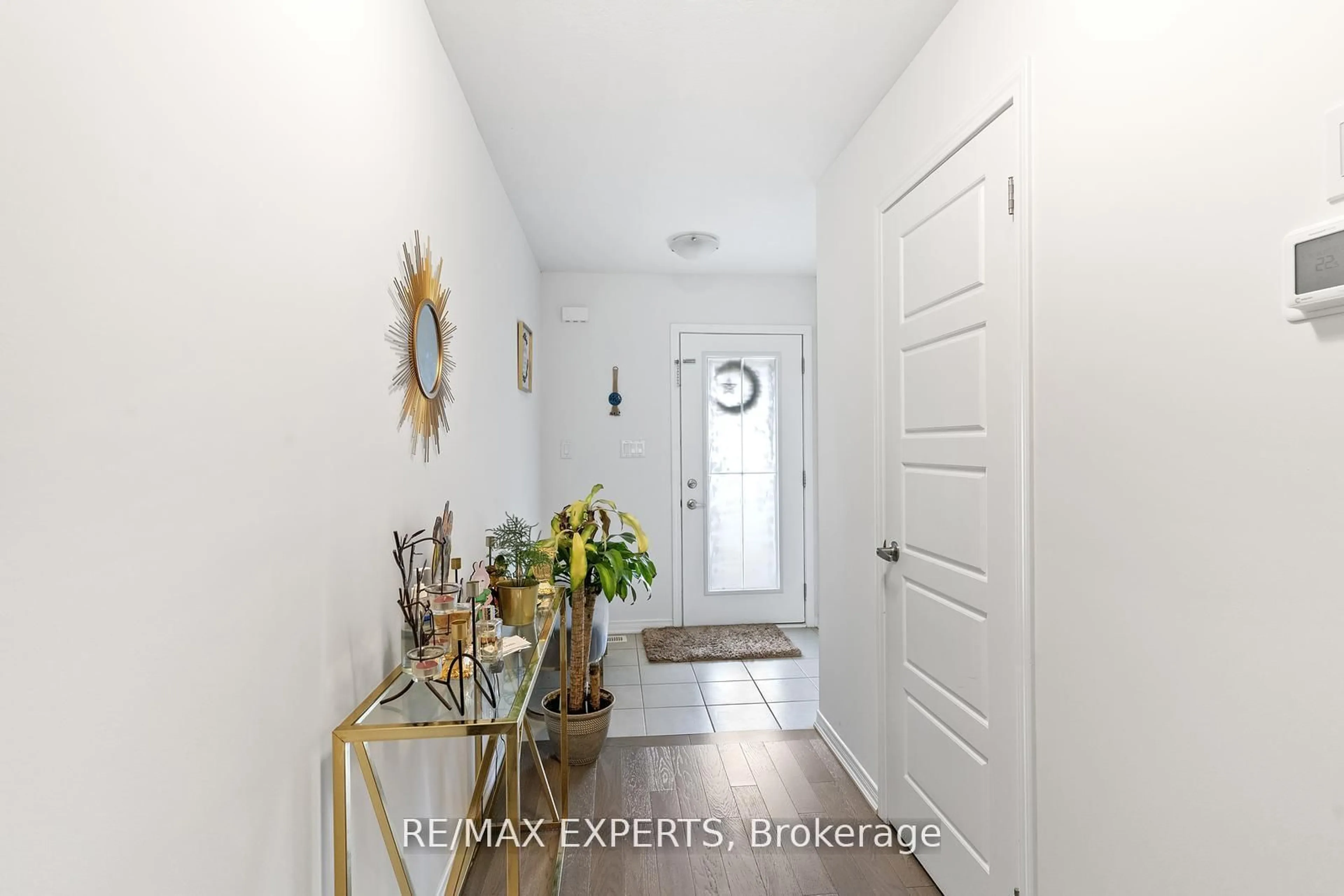 Indoor entryway for 405 Pumpkin Pass, Hamilton Ontario L0R 1C0