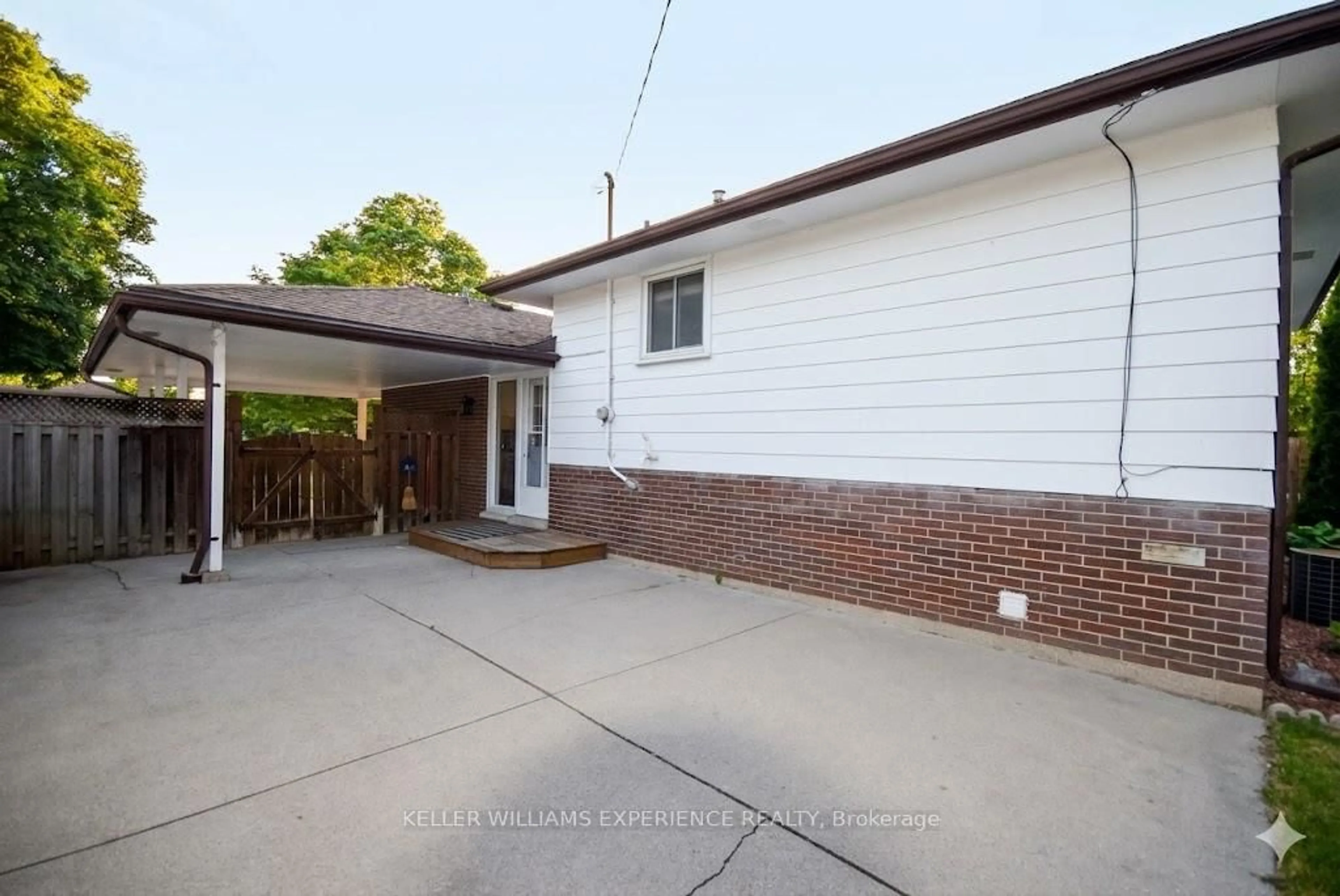 Unknown for 1290 Janisse Dr, Windsor Ontario N8S 2W3