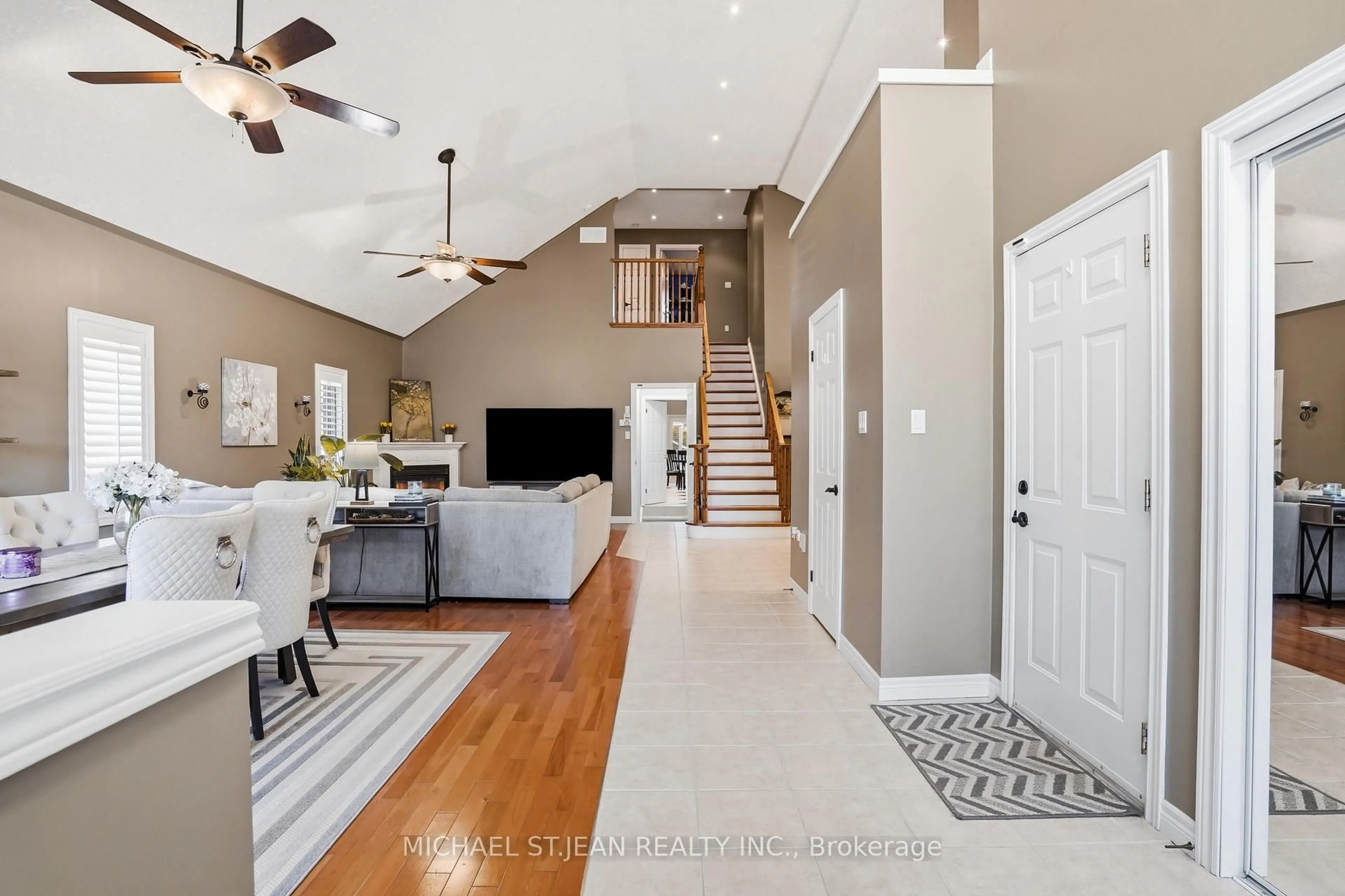 Indoor entryway for 229 Millen Rd, Hamilton Ontario L8E 2G8