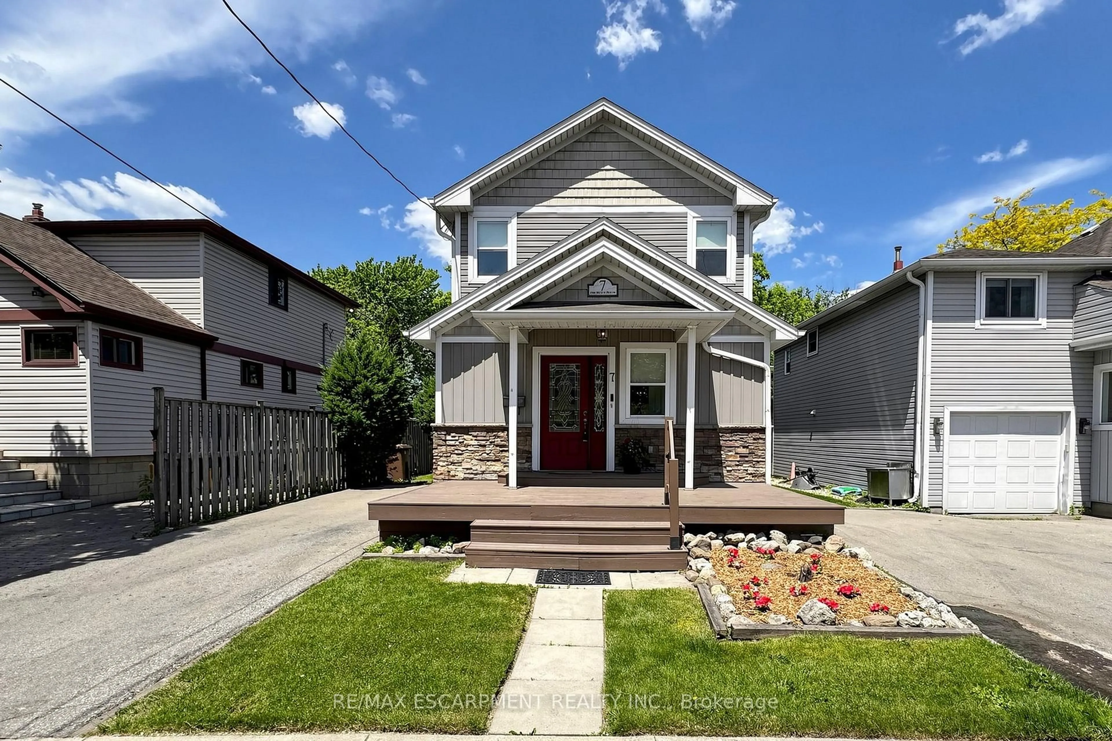 Home with vinyl exterior material, street for 7 Windermere Ave, Hamilton Ontario L8H 7G3