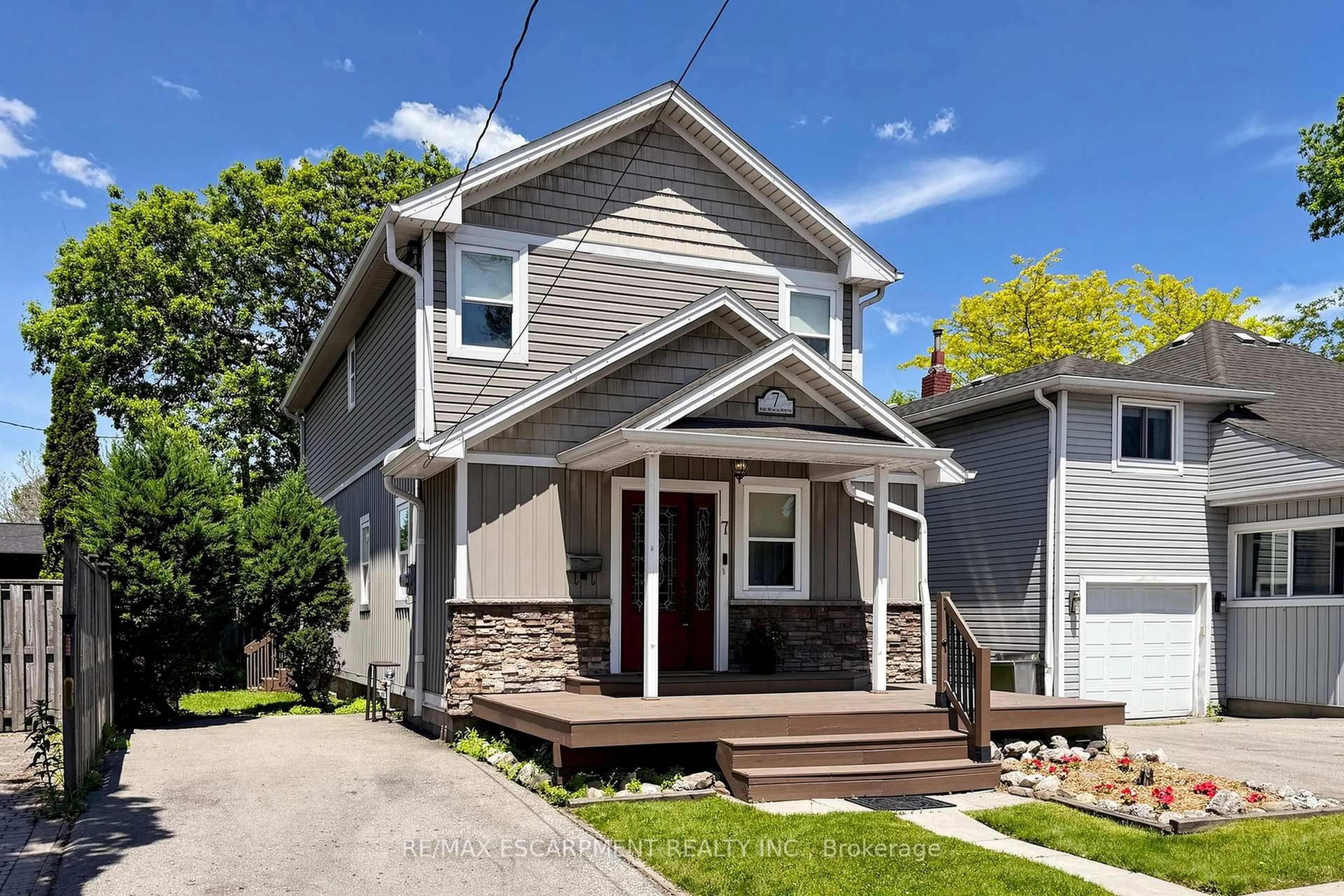 Home with vinyl exterior material, street for 7 Windermere Ave, Hamilton Ontario L8H 7G3