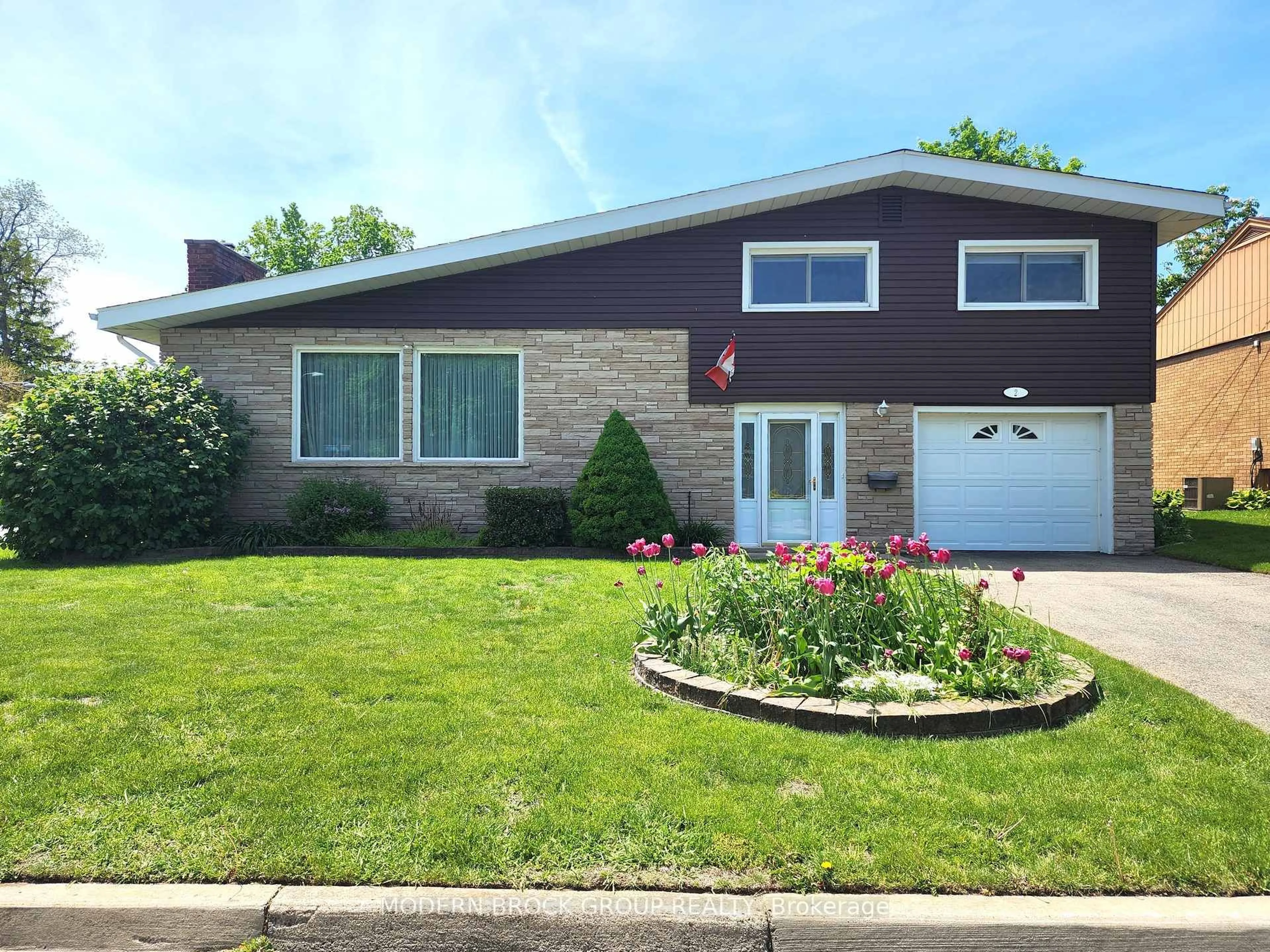 Home with brick exterior material, street for 2 Woodlawn Pl, Brockville Ontario K6V 2Z2